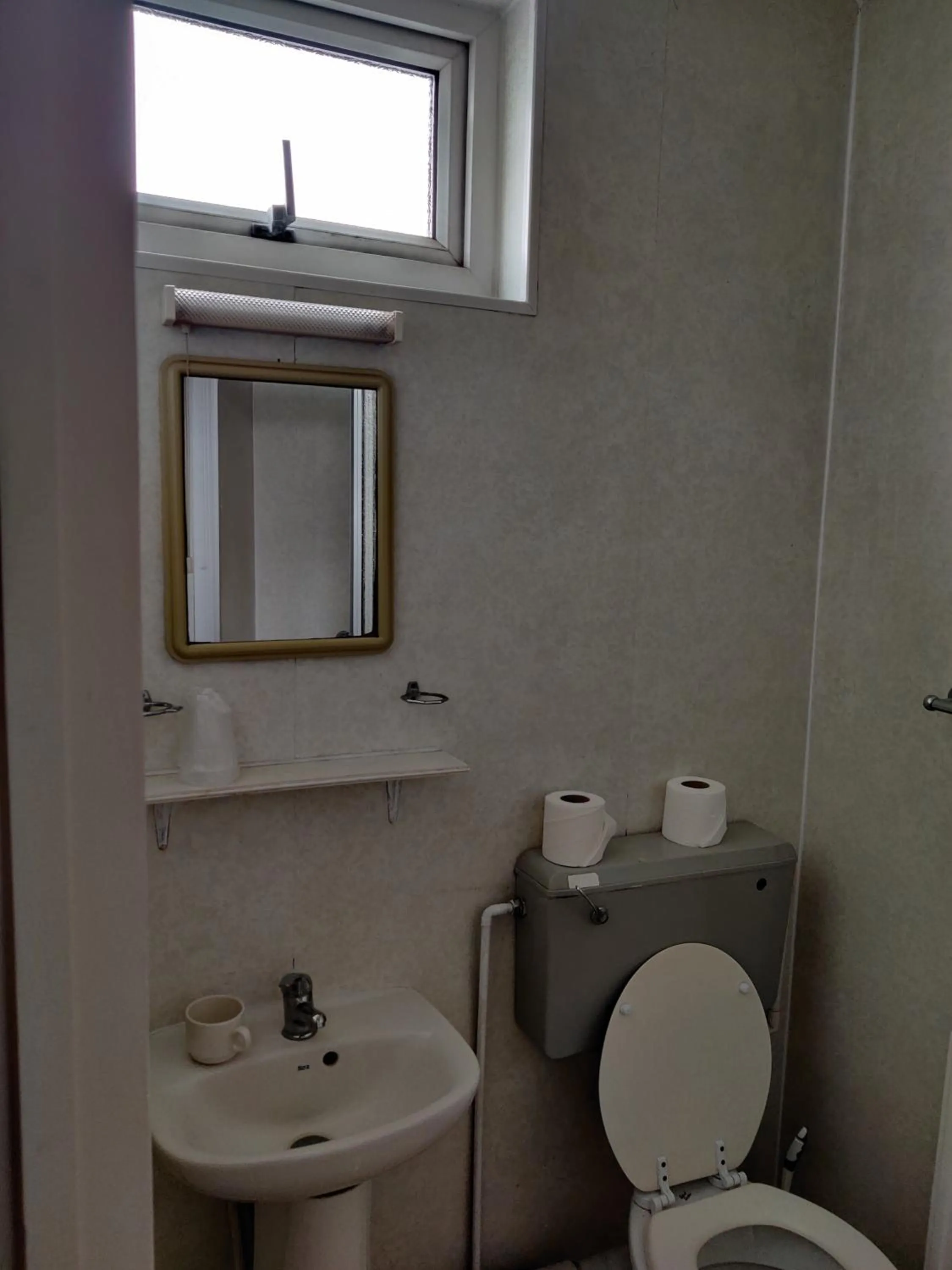 Bathroom in Inglewood Palm Hotel, Abbey Sands Torquay