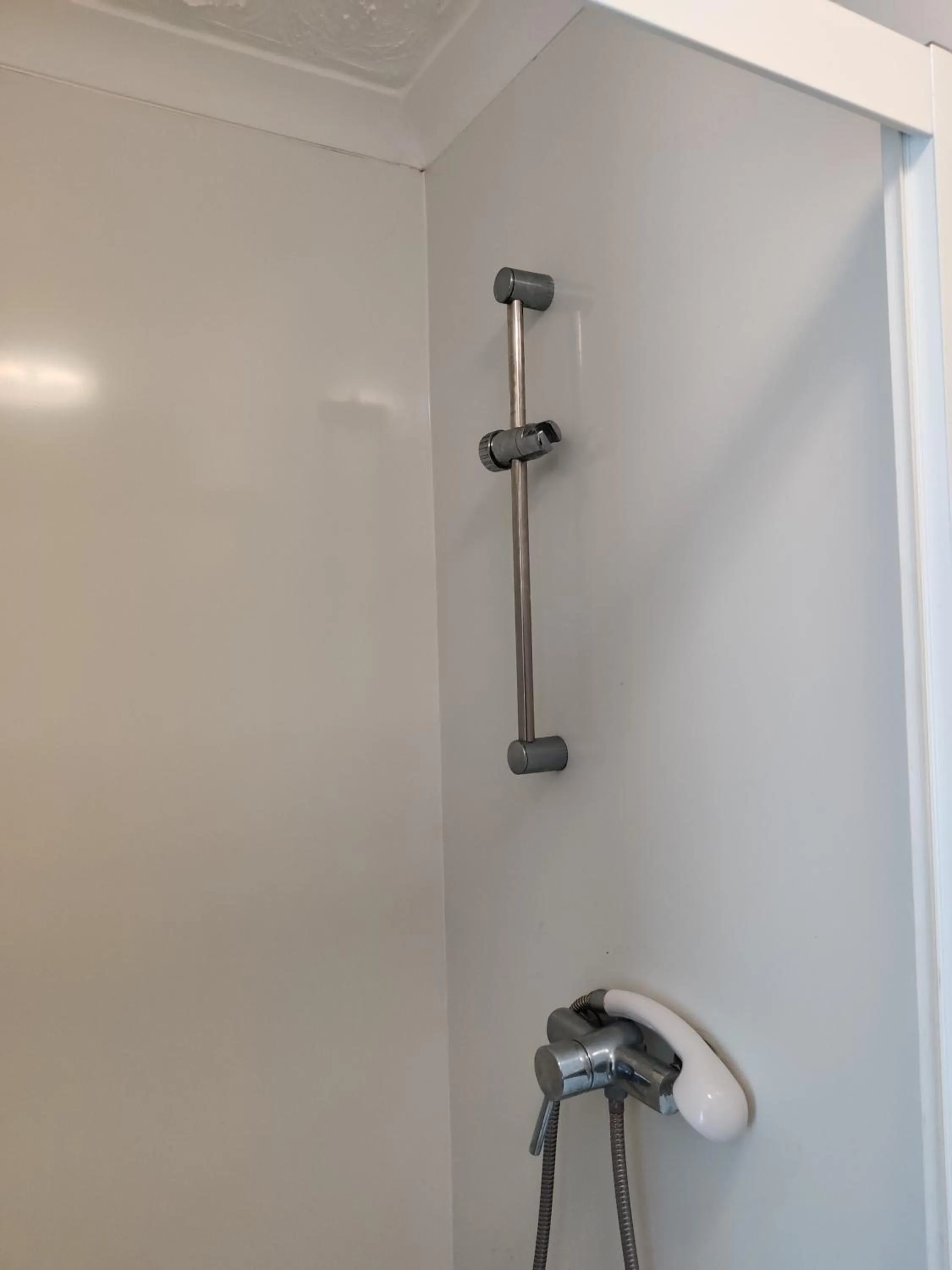 Bathroom in Inglewood Palm Hotel, Abbey Sands Torquay