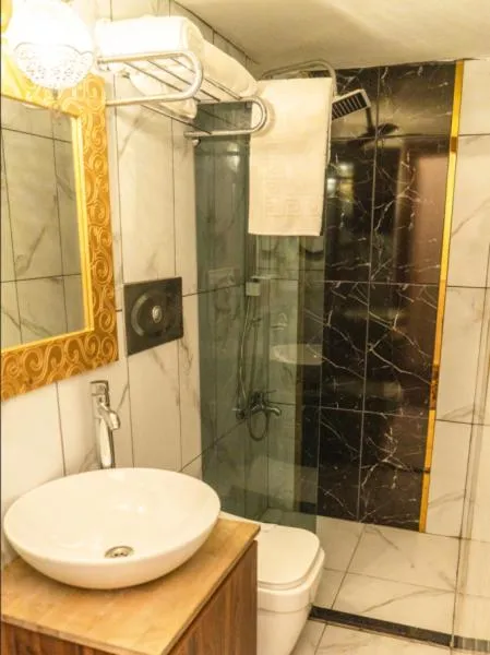 Shower in Rüstempaşa Kervansaray Hotel with Free Parking