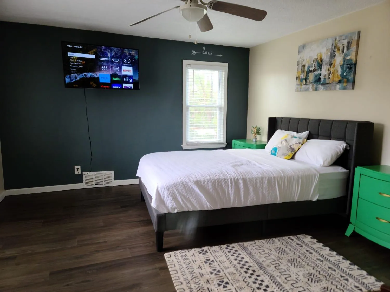 Bed in Large Central Homelike Townhome