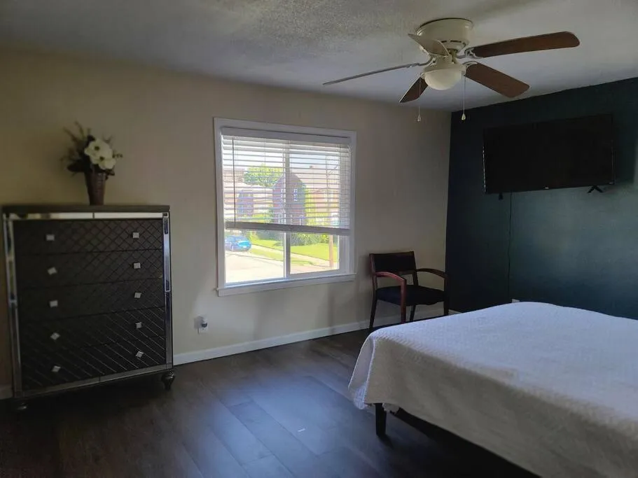 Bed in Large Central Homelike Townhome