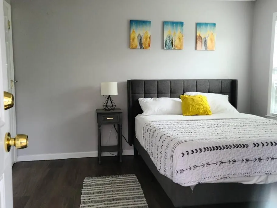 Bed in Large Central Homelike Townhome