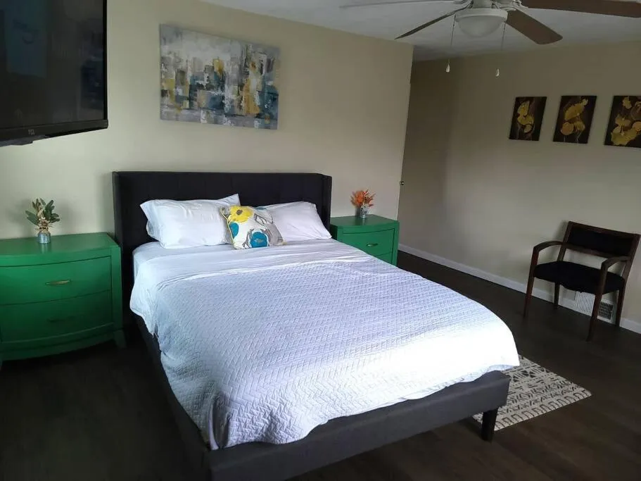Bed in Large Central Homelike Townhome