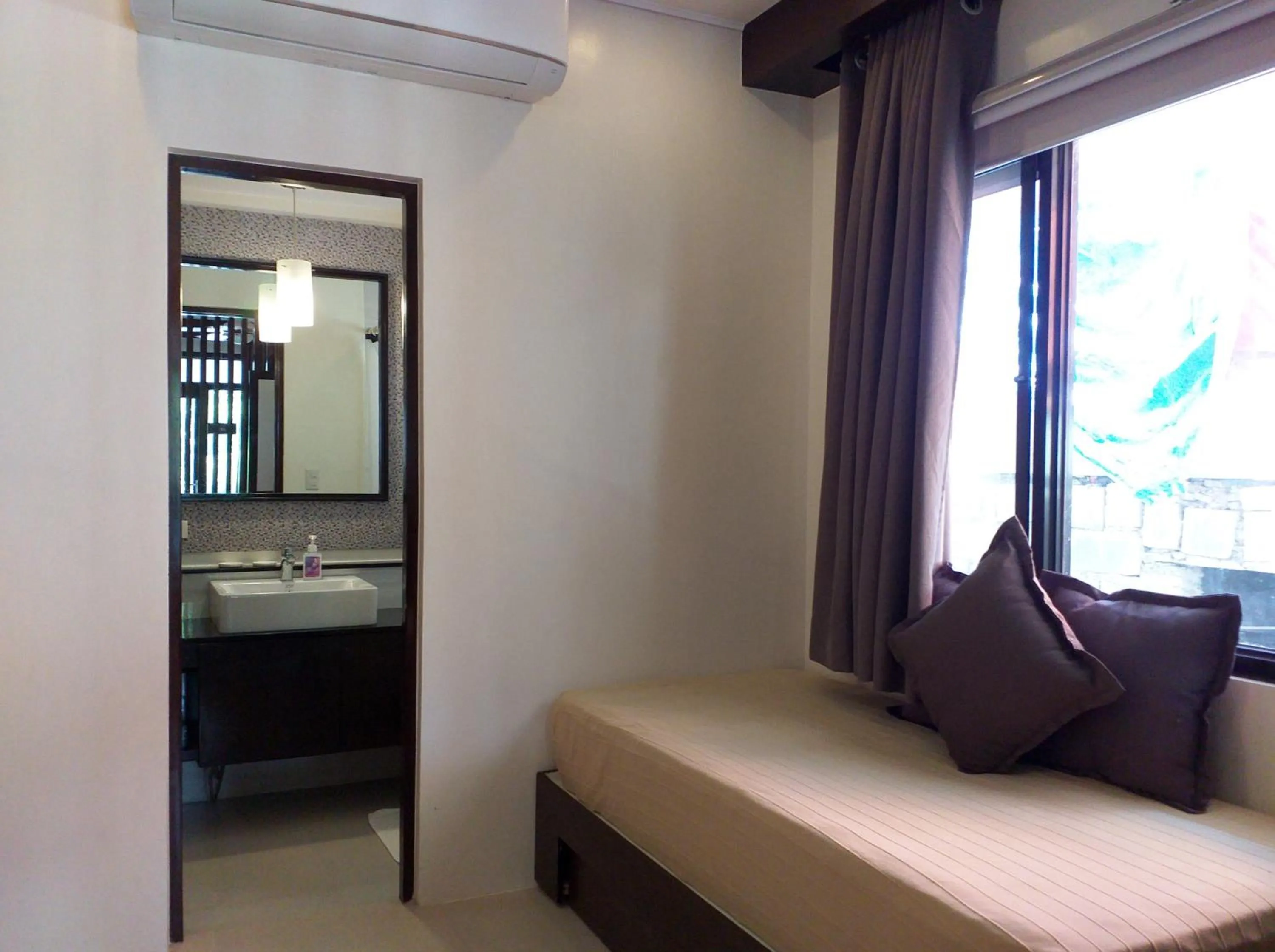 Bedroom in One Crescent Place Hotel