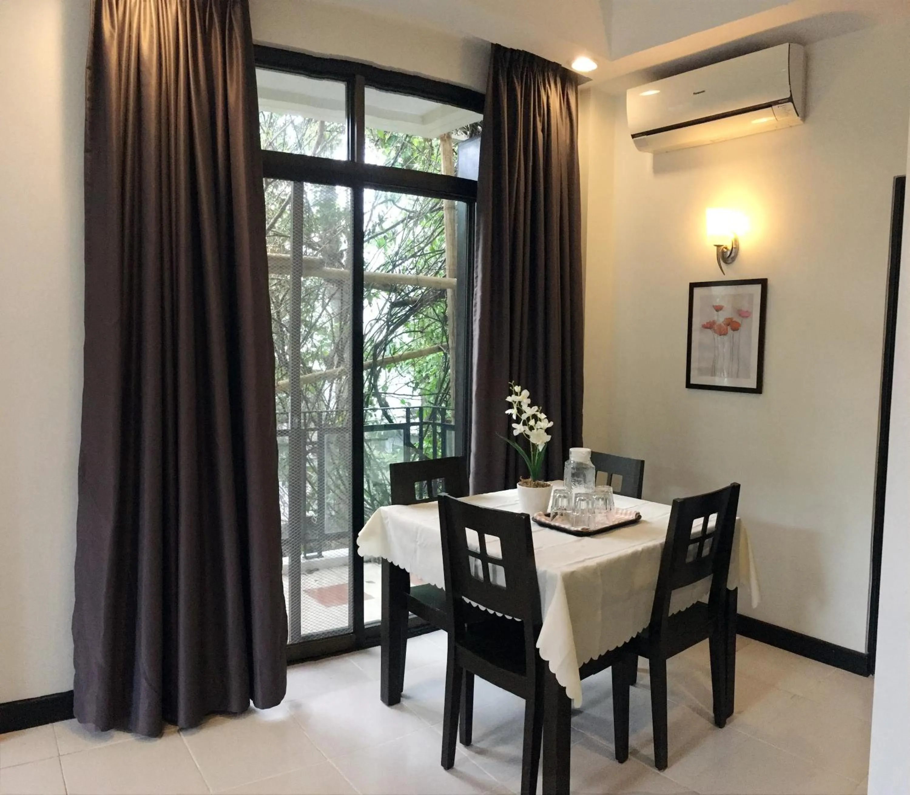 Dining area in One Crescent Place Hotel