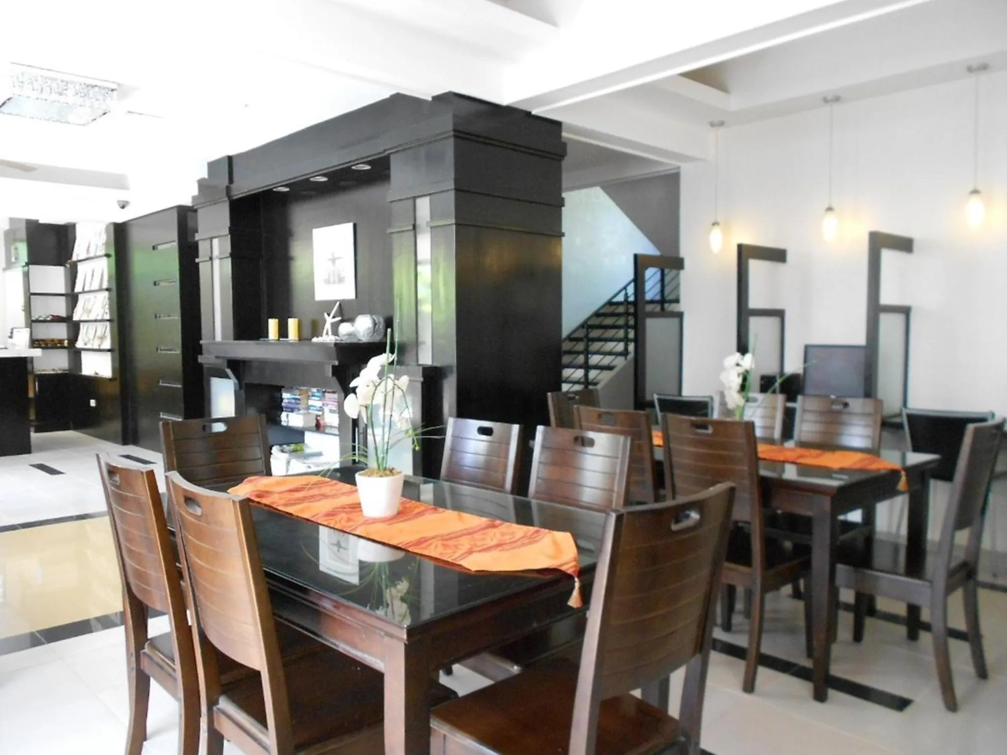 Restaurant/places to eat in One Crescent Place Hotel