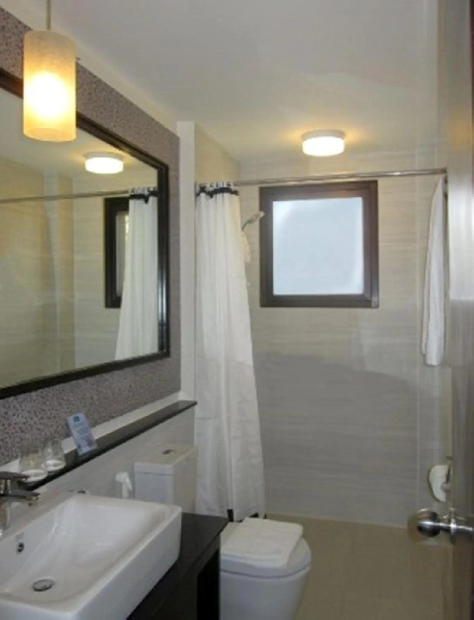 Bathroom in One Crescent Place Hotel