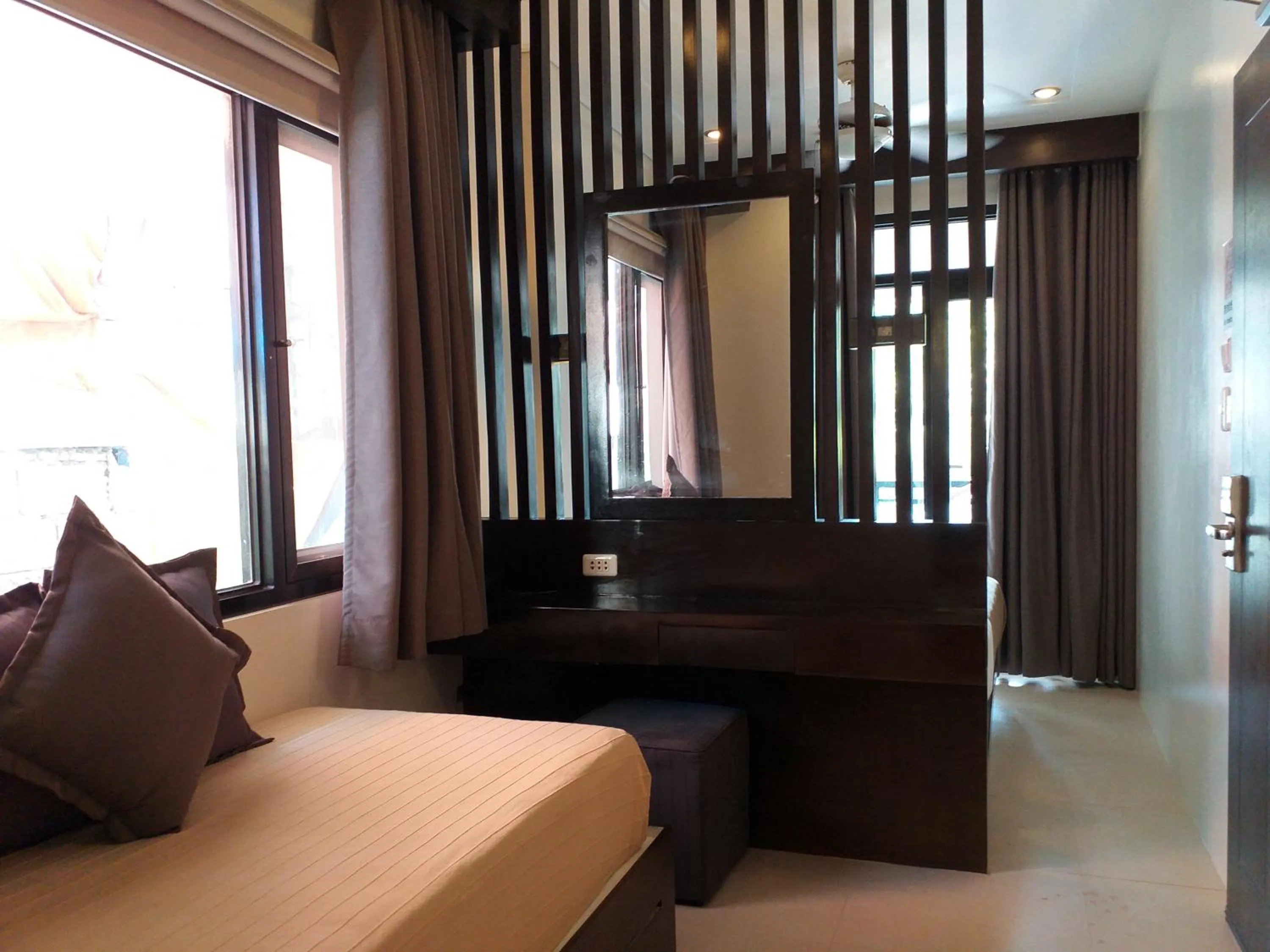 Photo of the whole room, Bed in One Crescent Place Hotel