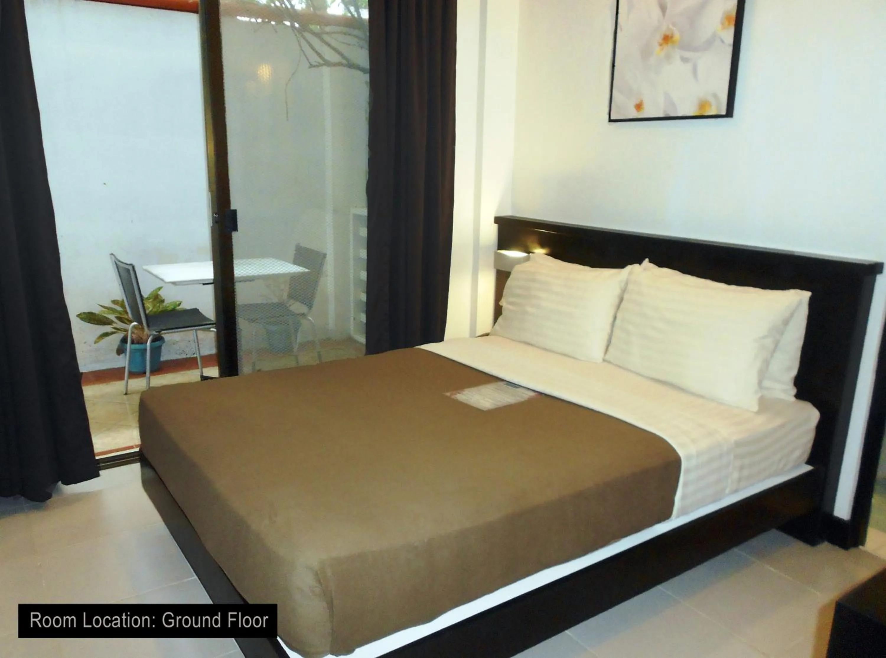 Bedroom, Bed in One Crescent Place Hotel