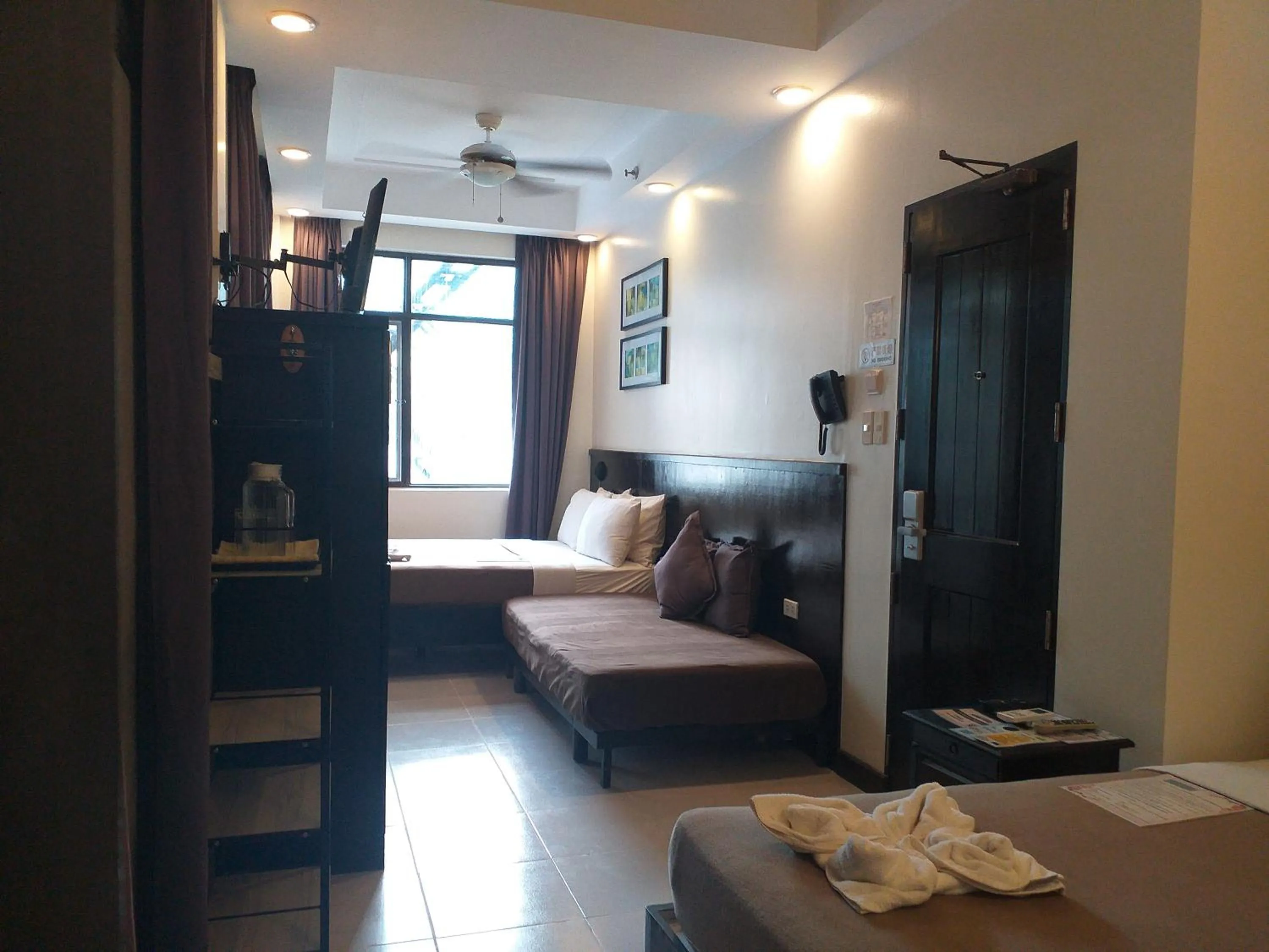 Bedroom, Bed in One Crescent Place Hotel