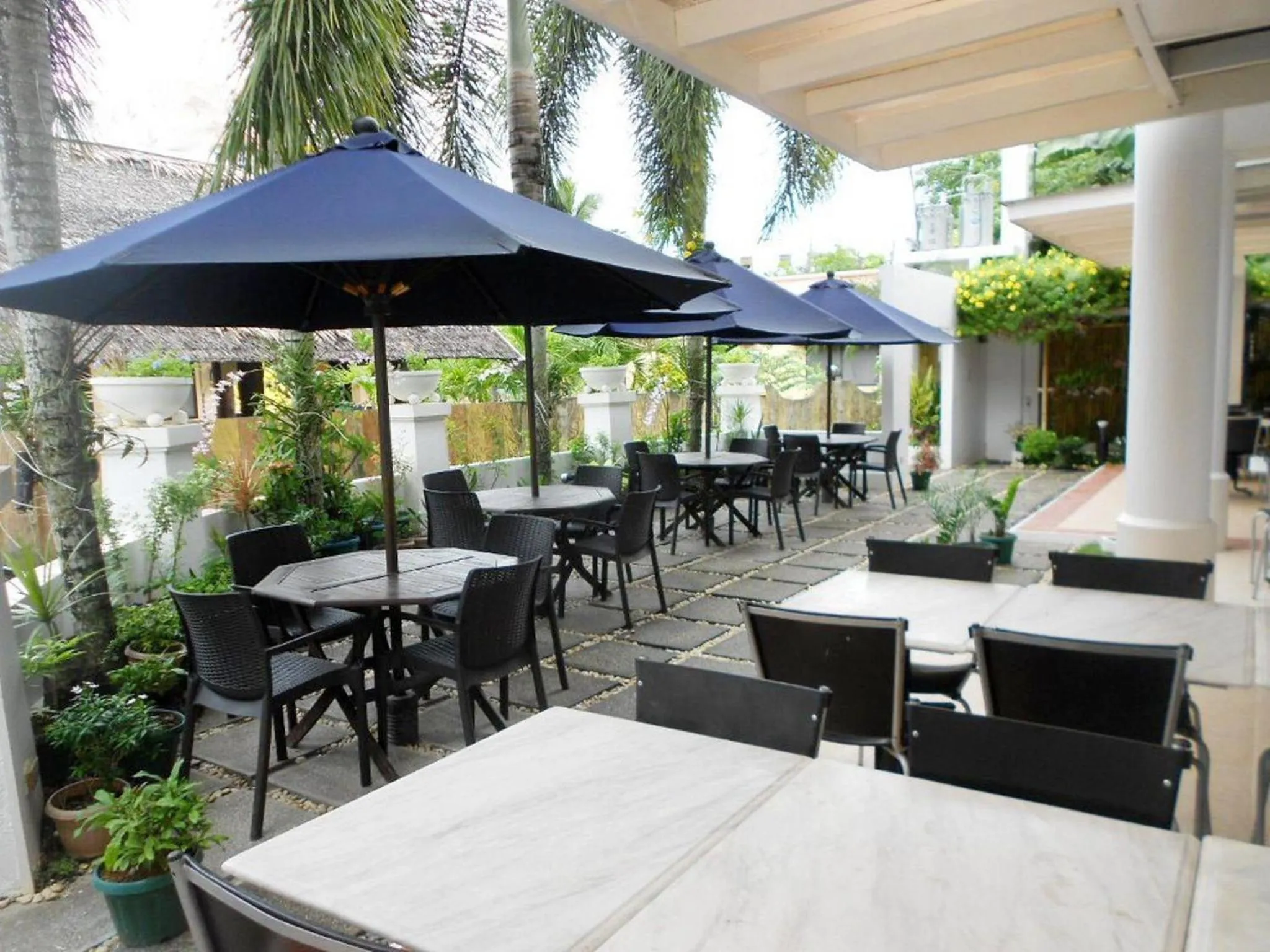 Facade/entrance in One Crescent Place Hotel