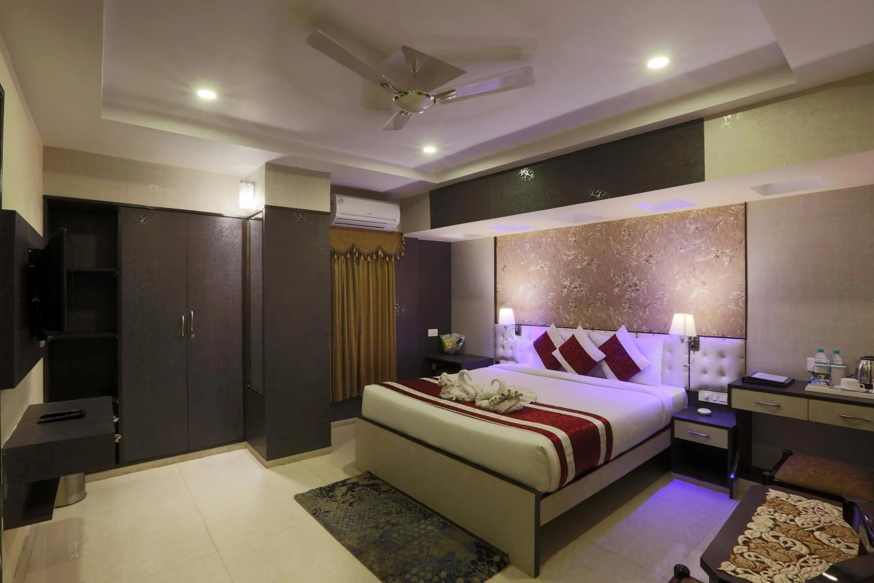 Bed in Hotel Blue Bird, Nagaon