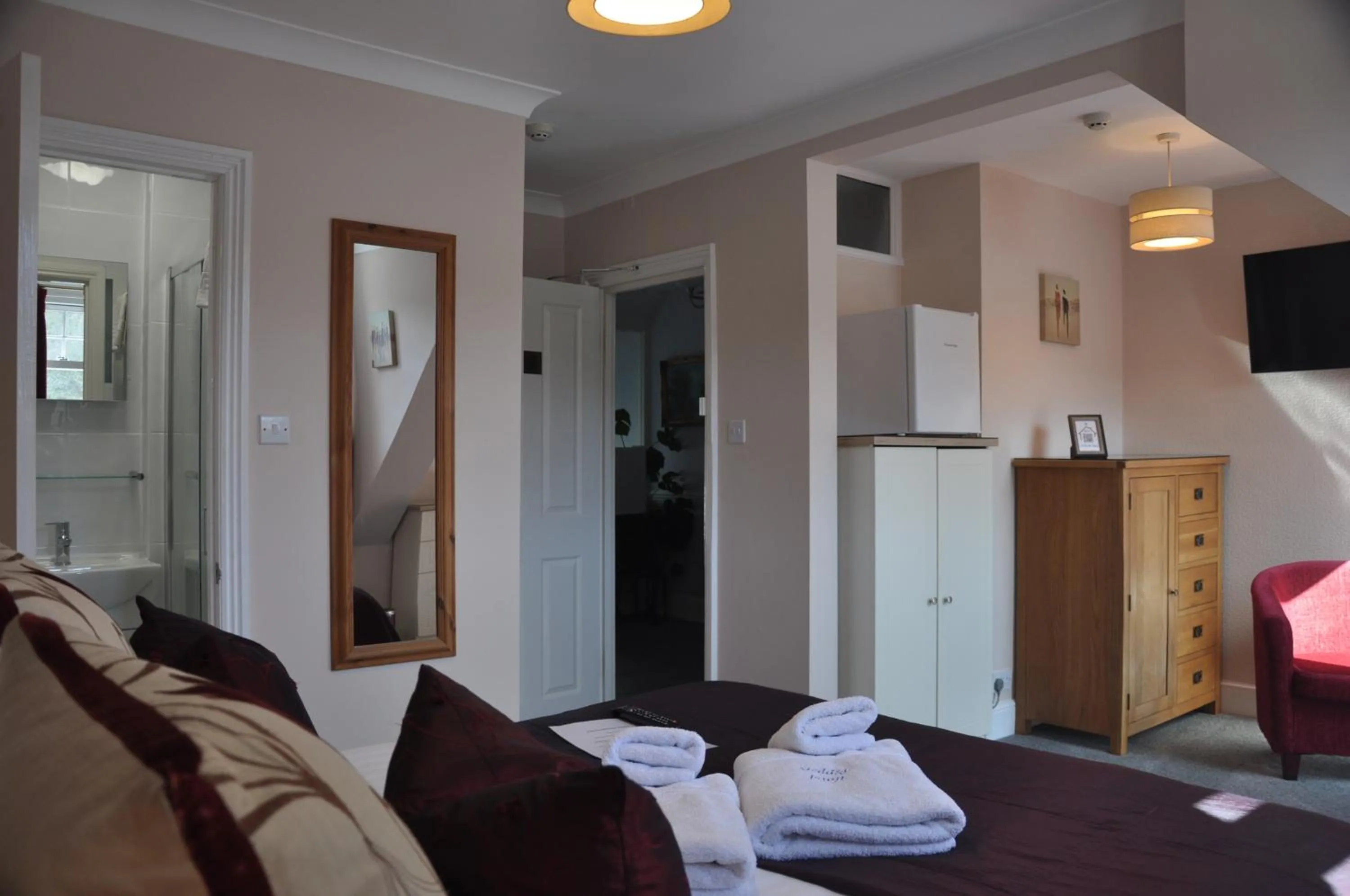 wardrobe, Bed in Hotel Peppers