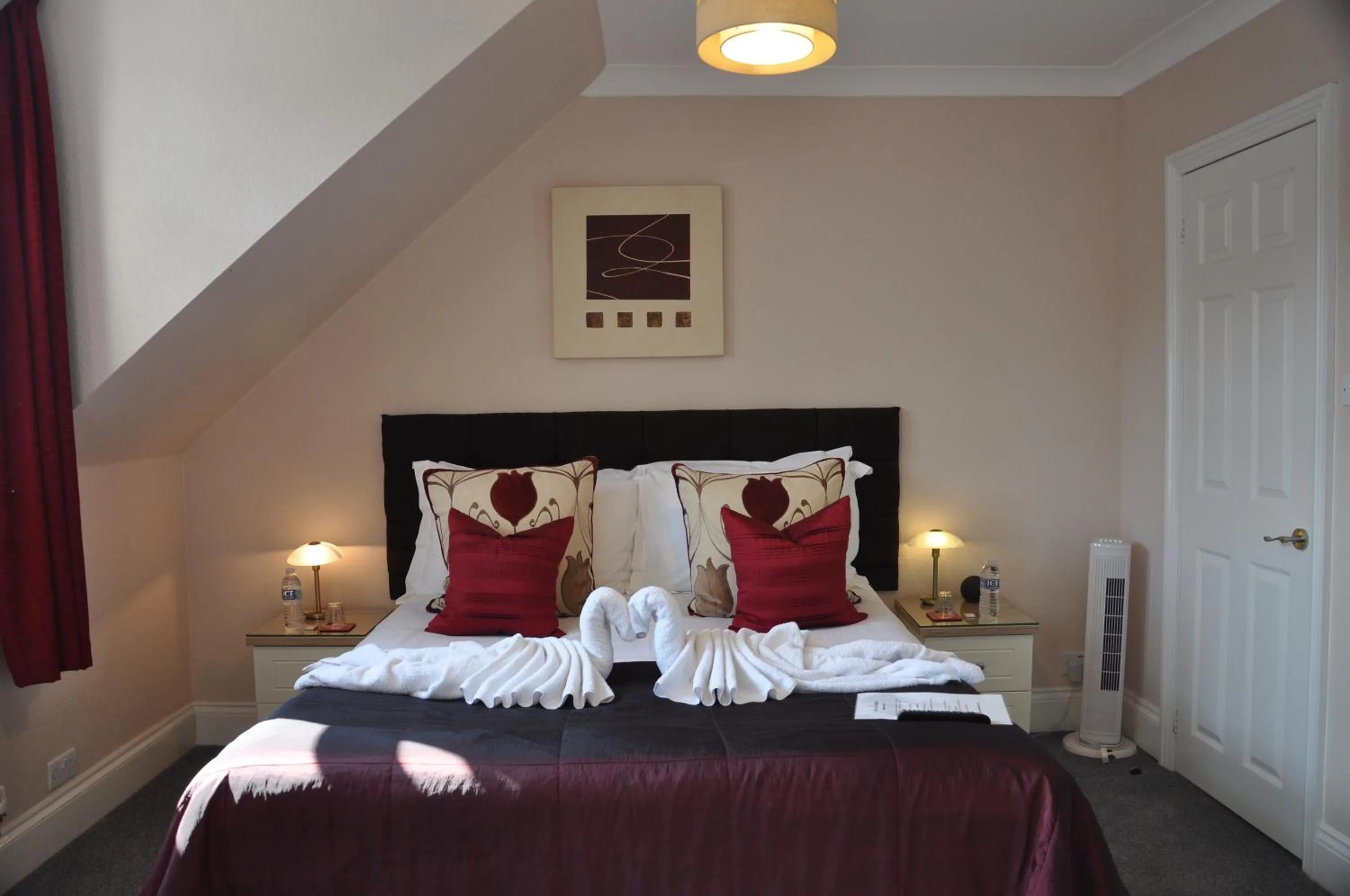 room service, Bed in Hotel Peppers