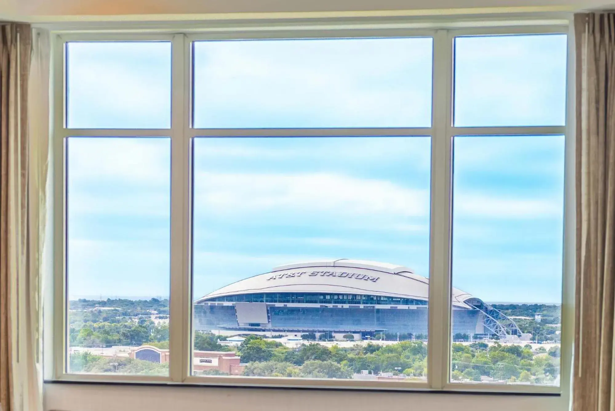 King Suite with Soaking Tub – View of Stadium in Drury Plaza Hotel Dallas Arlington King Suite with Soaking Tub – View of Stadium in Drury Plaza Hotel Dallas Arlington
