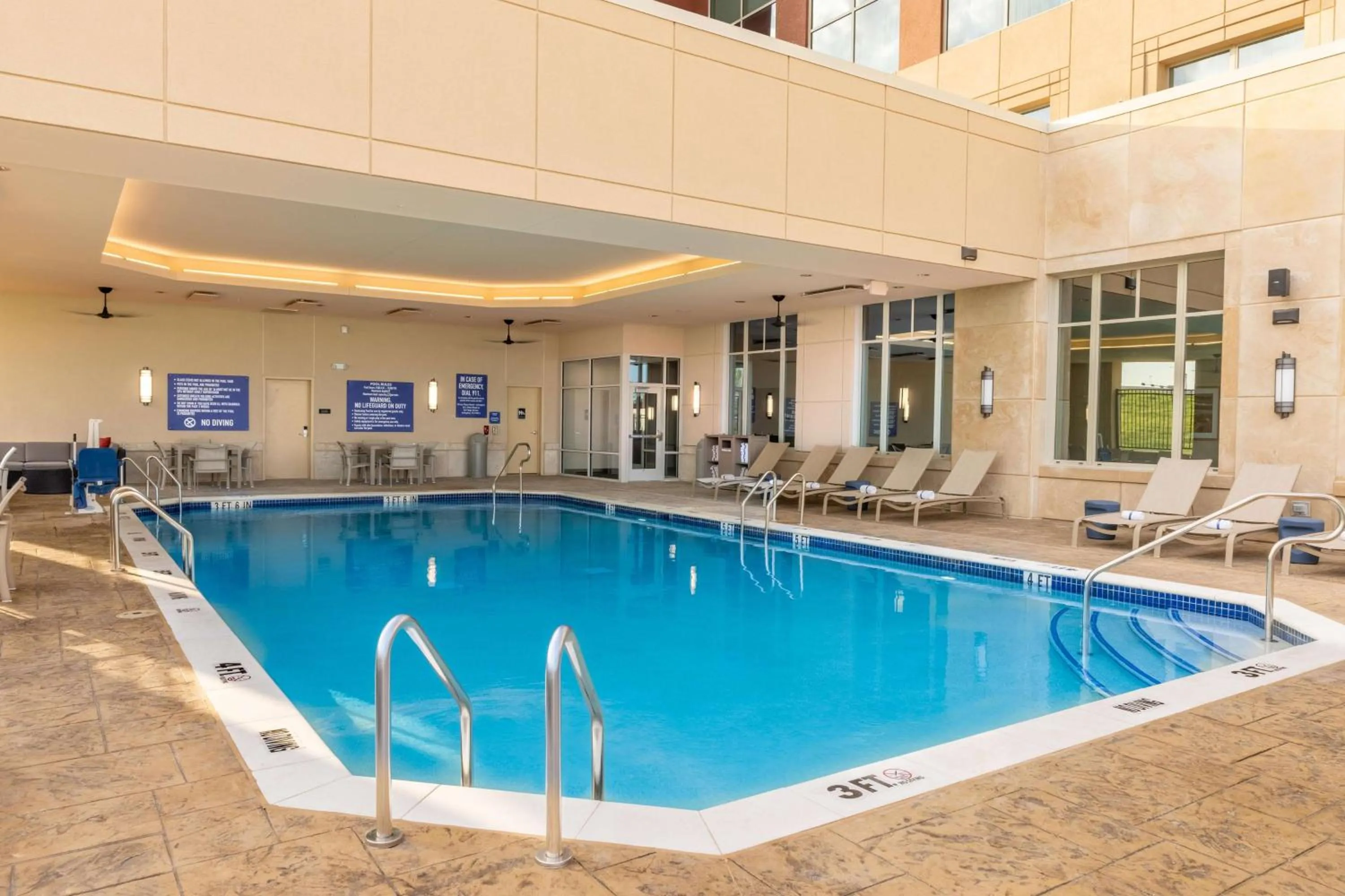 Pool view in Drury Plaza Hotel Dallas Arlington