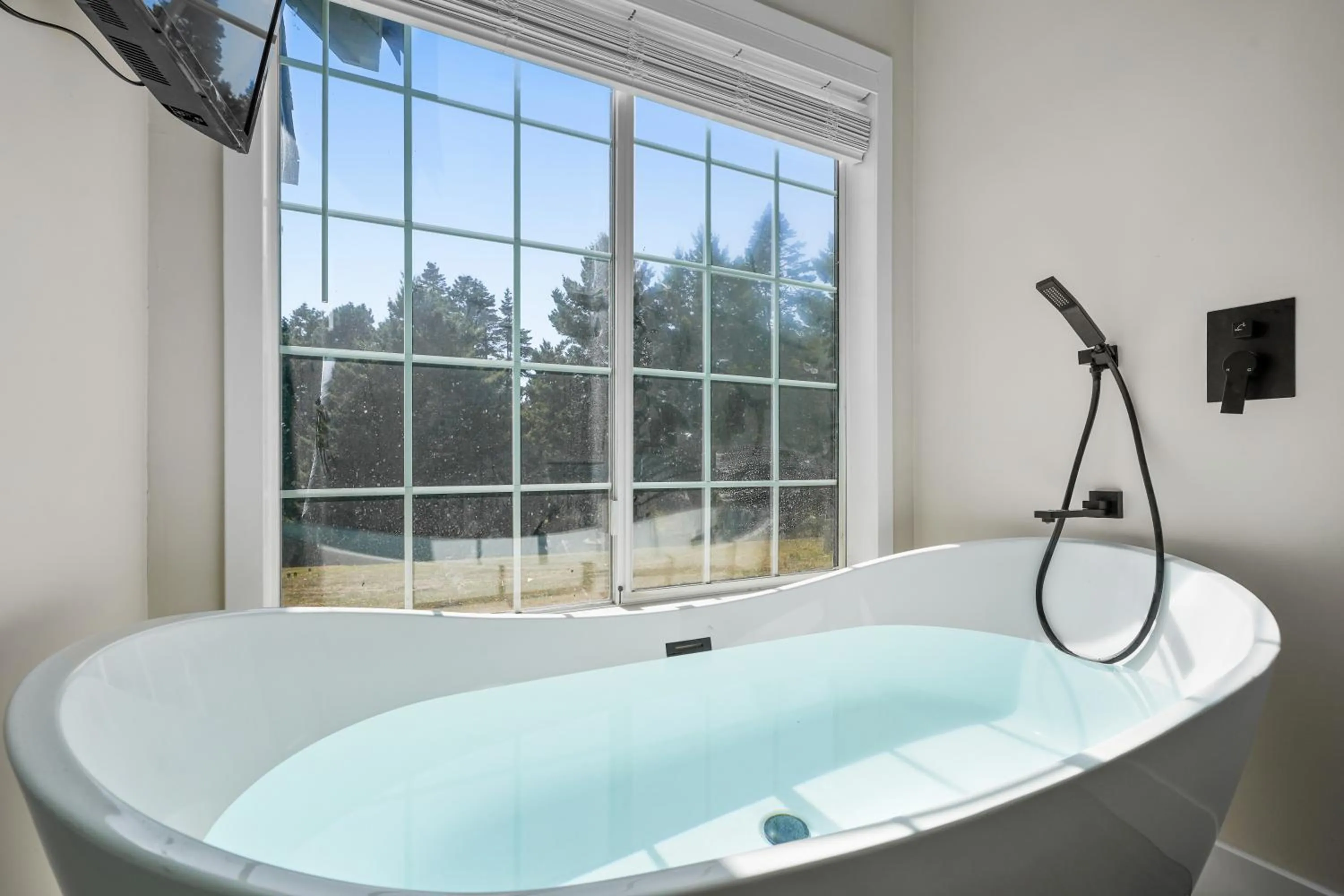 Bath in Mendo Bungalow