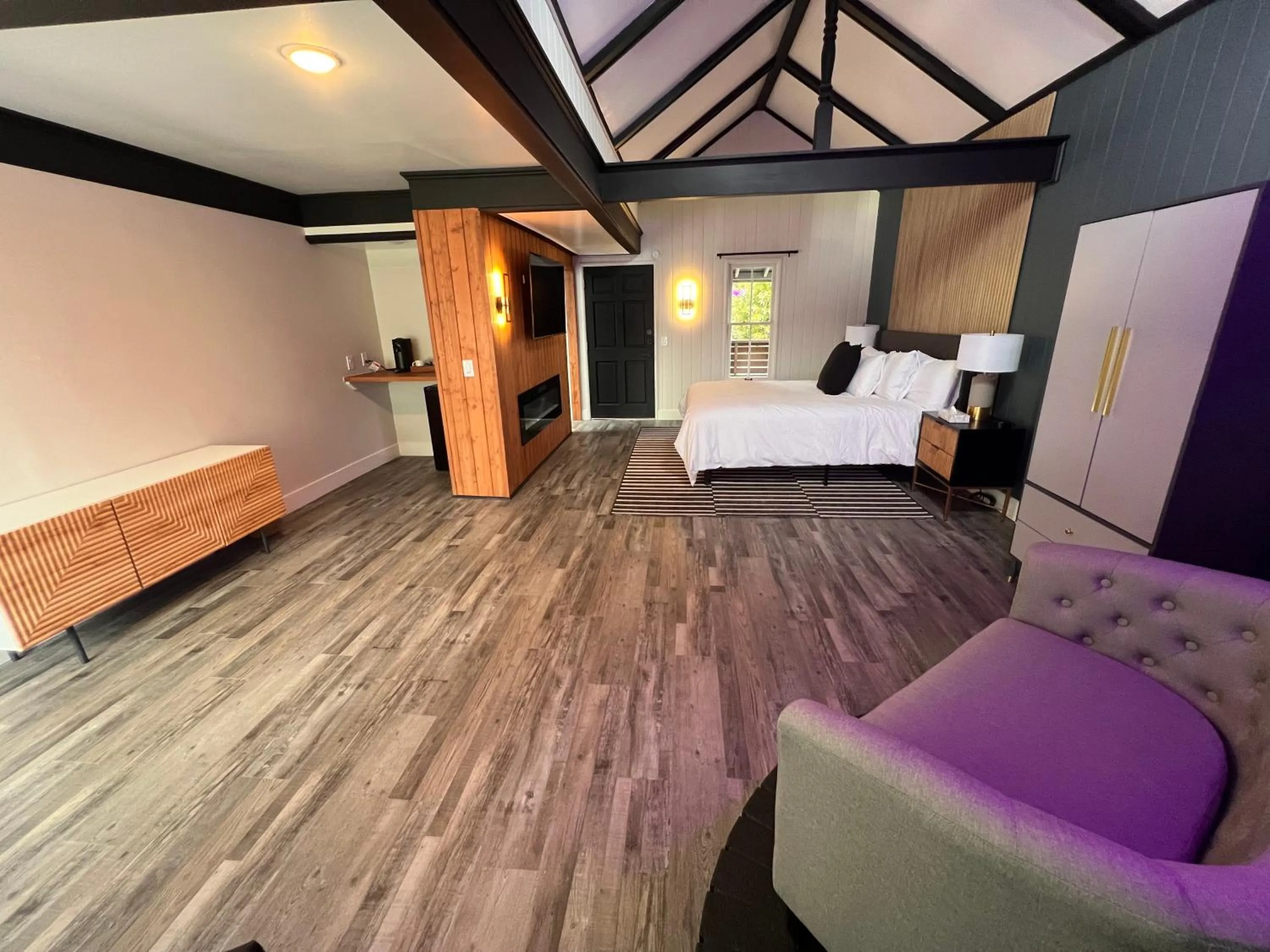 Bedroom, Bed in Mendo Bungalow