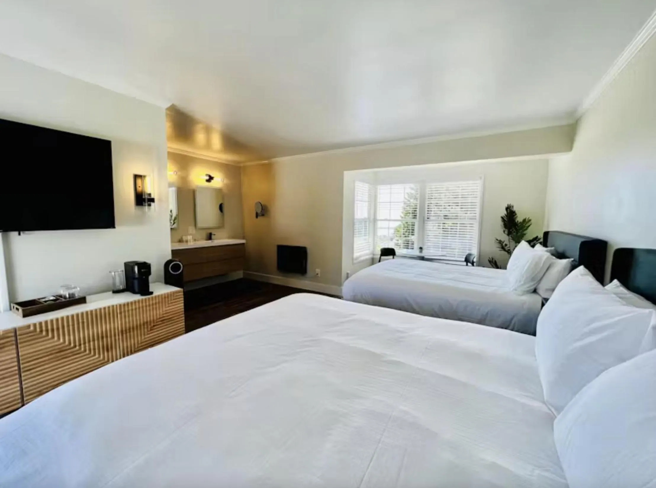 Photo of the whole room, Bed in Mendo Bungalow