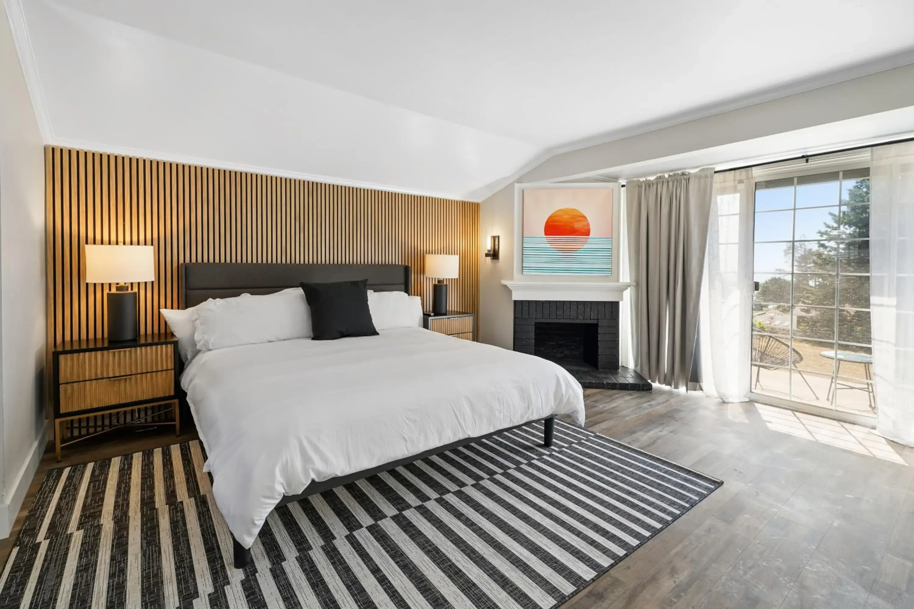 Deluxe Double Room with Bath - single occupancy in Mendo Bungalow Deluxe Double Room with Bath - single occupancy in Mendo Bungalow