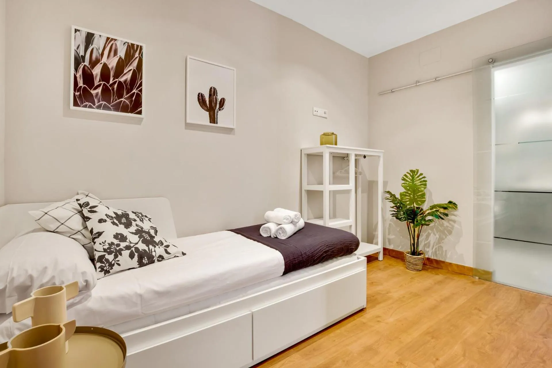 Bed in Modern & Quite Appartment at Larios