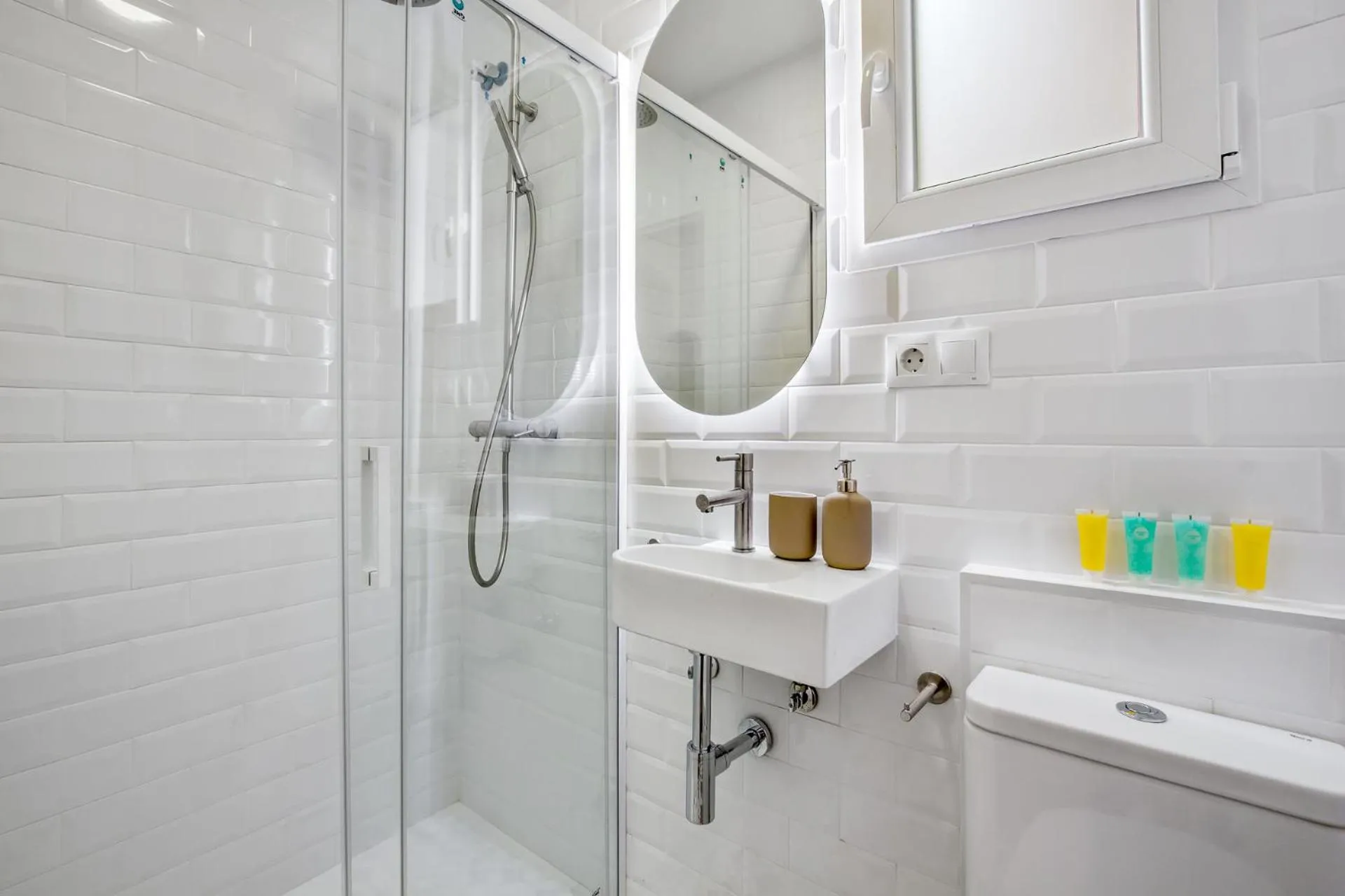 Shower in Modern & Quite Appartment at Larios