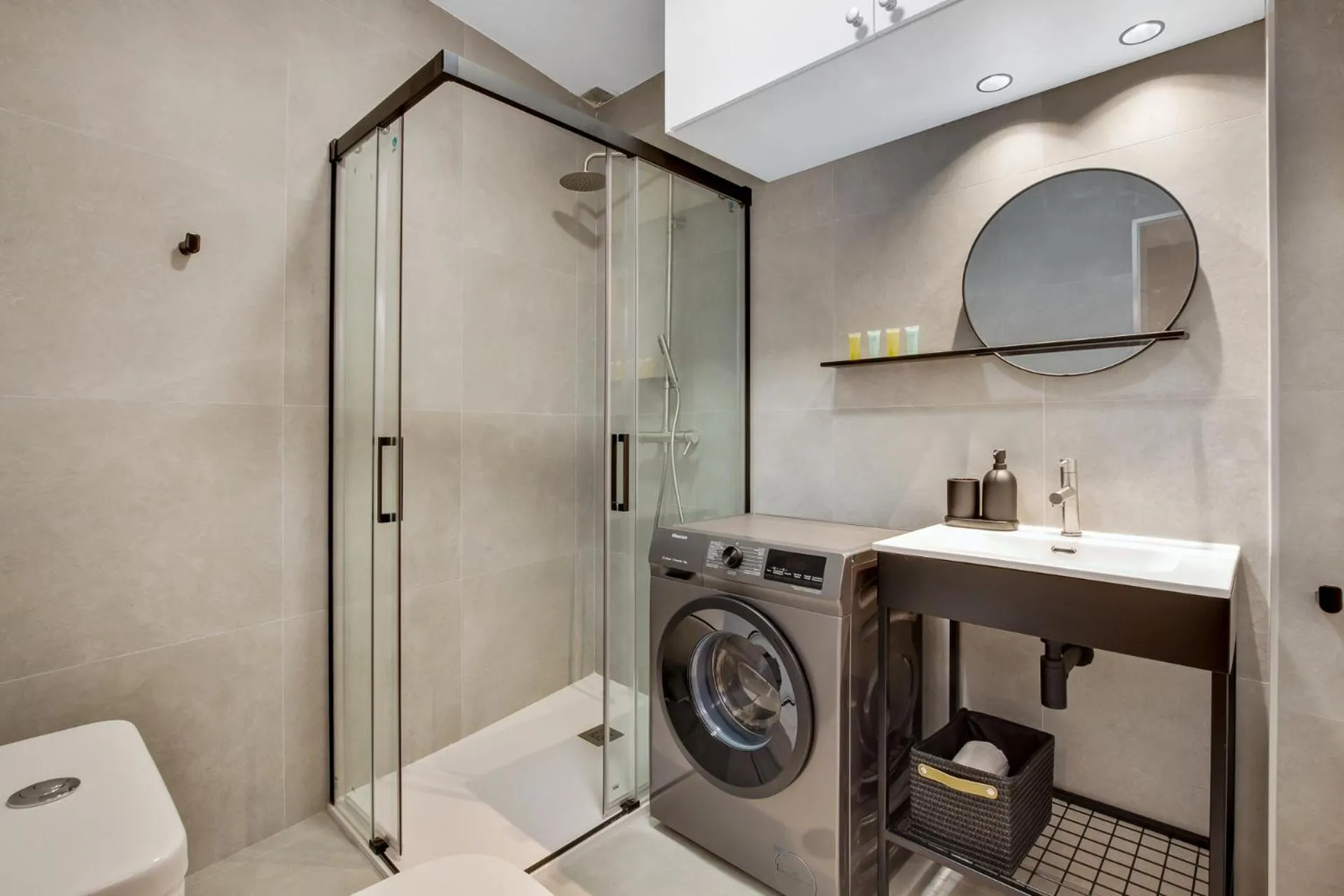 Bathroom in Modern & Quite Appartment at Larios