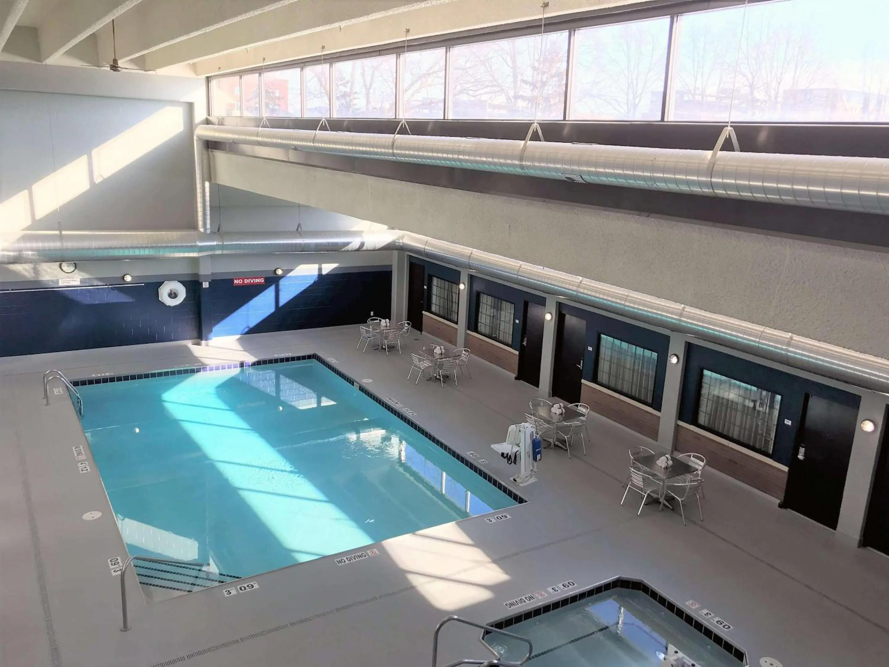 Swimming pool in Radisson Hotel La Crosse