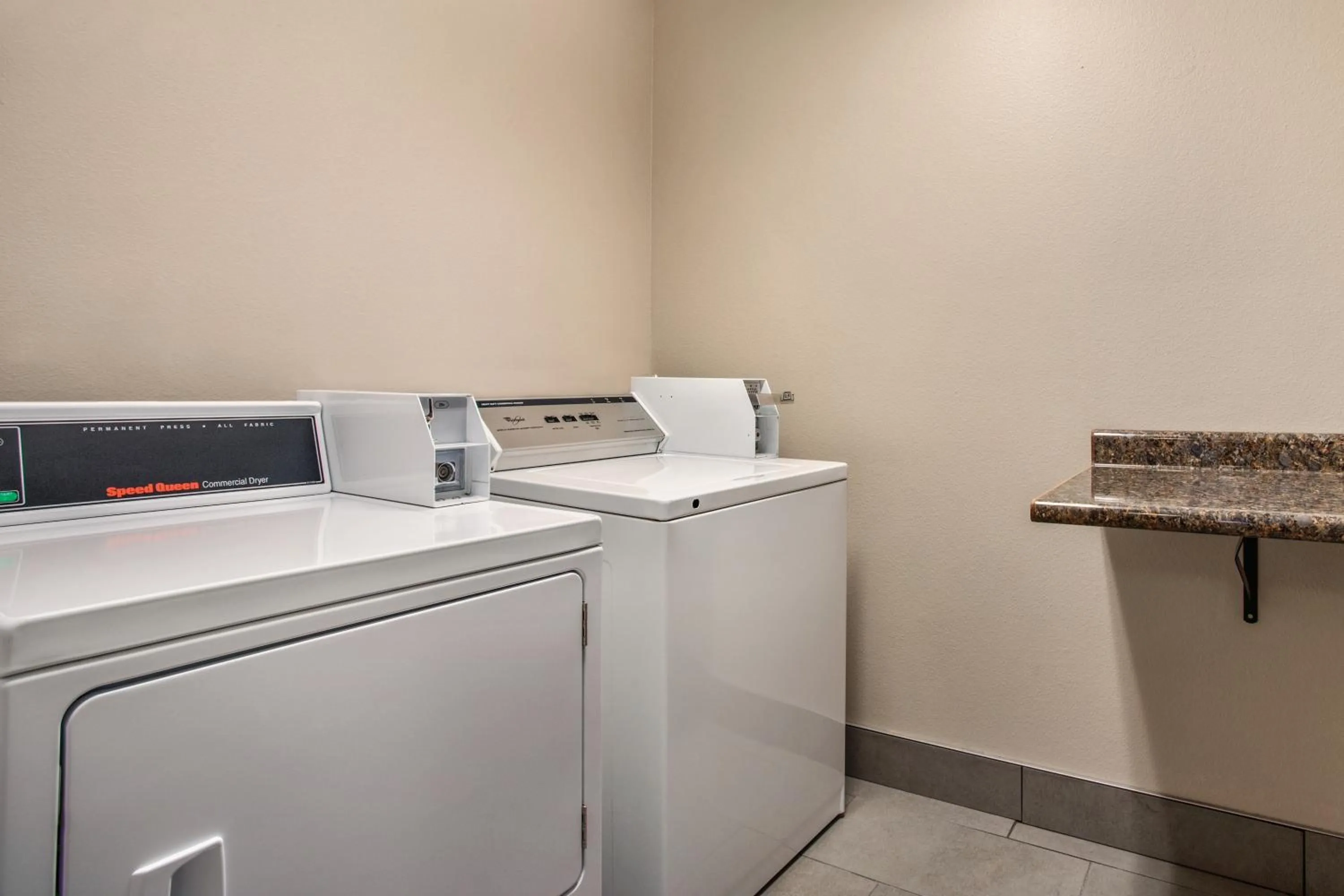 Area and facilities in Country Inn & Suites by Radisson, Dakota Dunes, SD