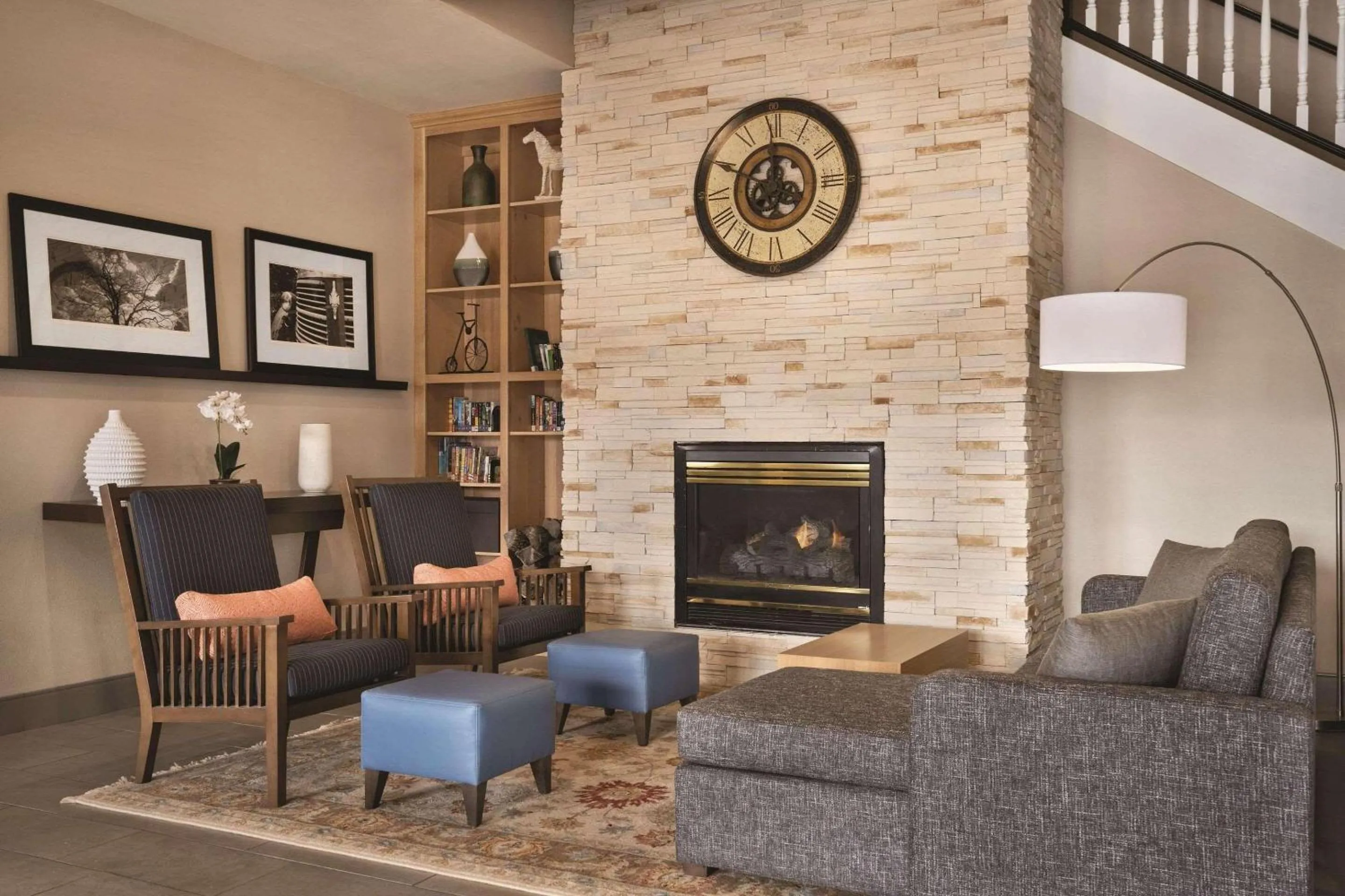 Lobby or reception in Country Inn & Suites by Radisson, Dakota Dunes, SD