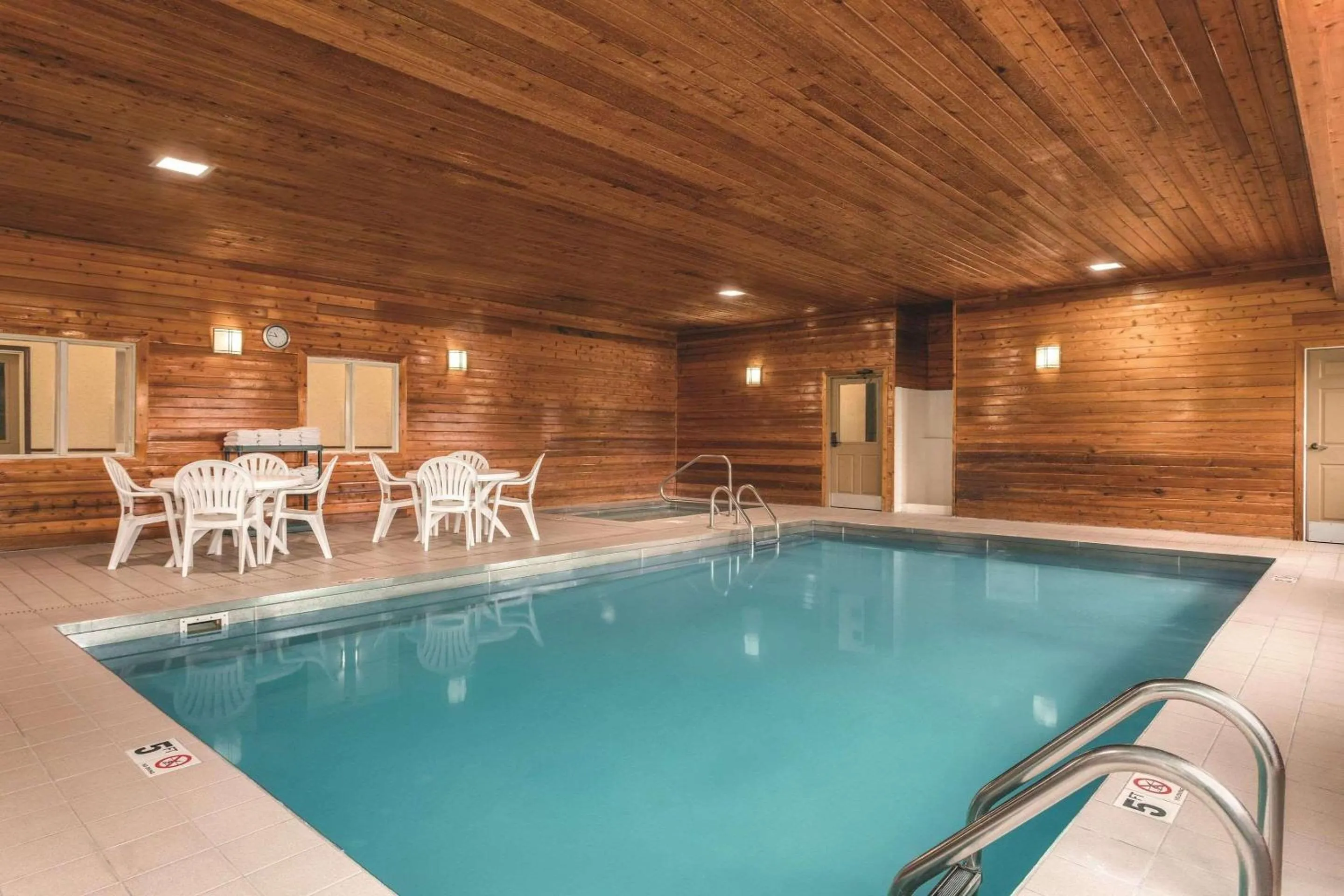 Swimming pool in Country Inn & Suites by Radisson, Dakota Dunes, SD