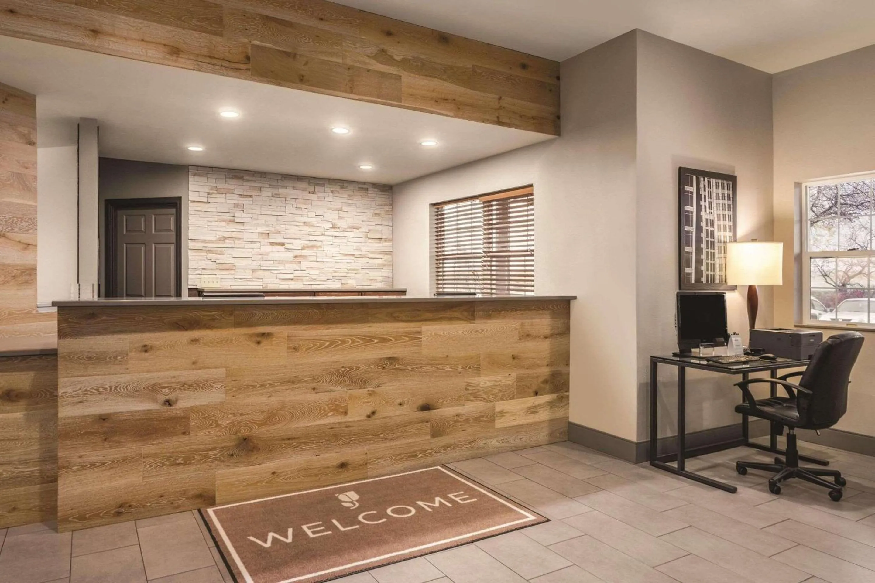 Lobby or reception in Country Inn & Suites by Radisson, Dakota Dunes, SD