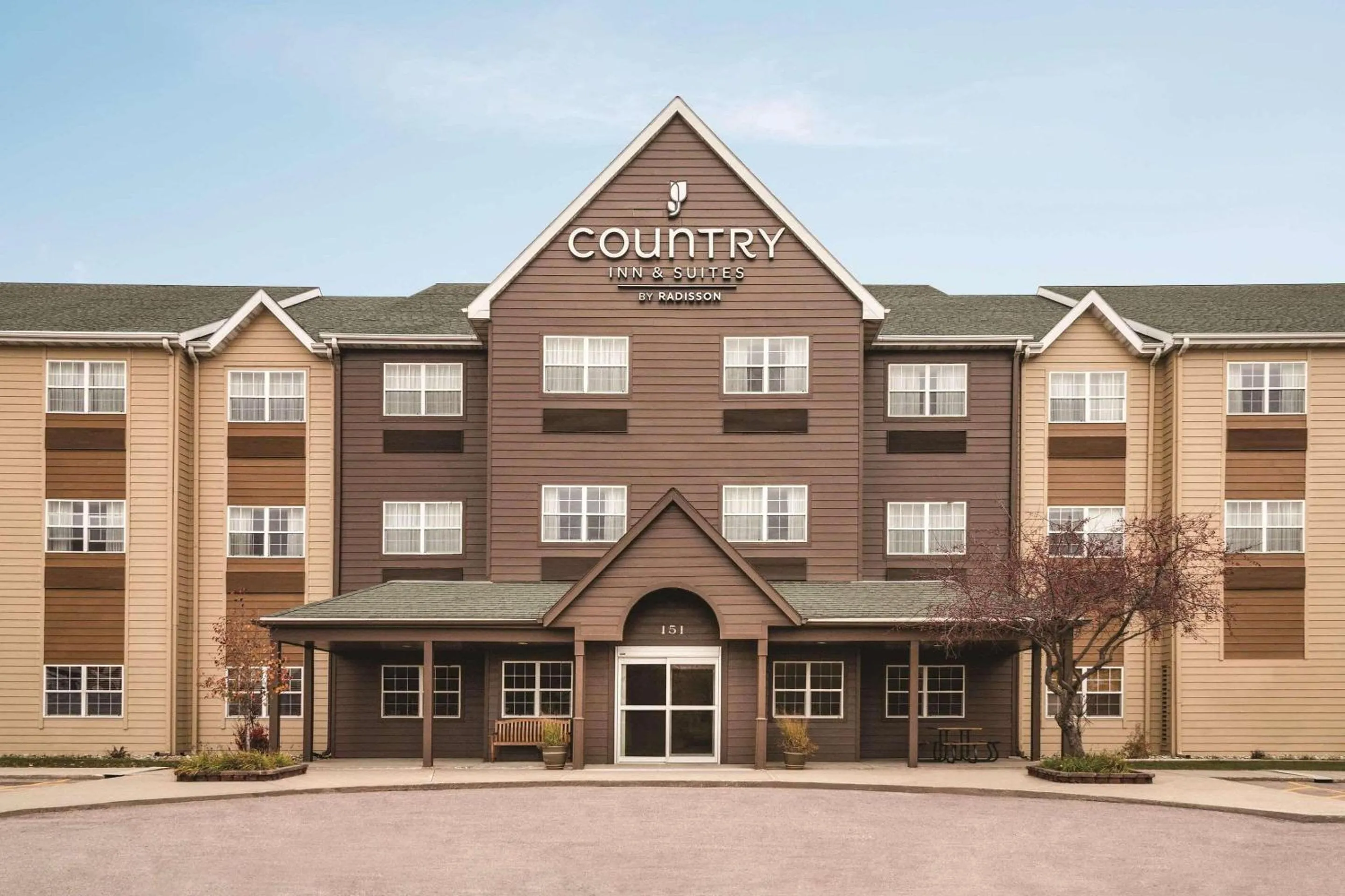 Property building in Country Inn & Suites by Radisson, Dakota Dunes, SD