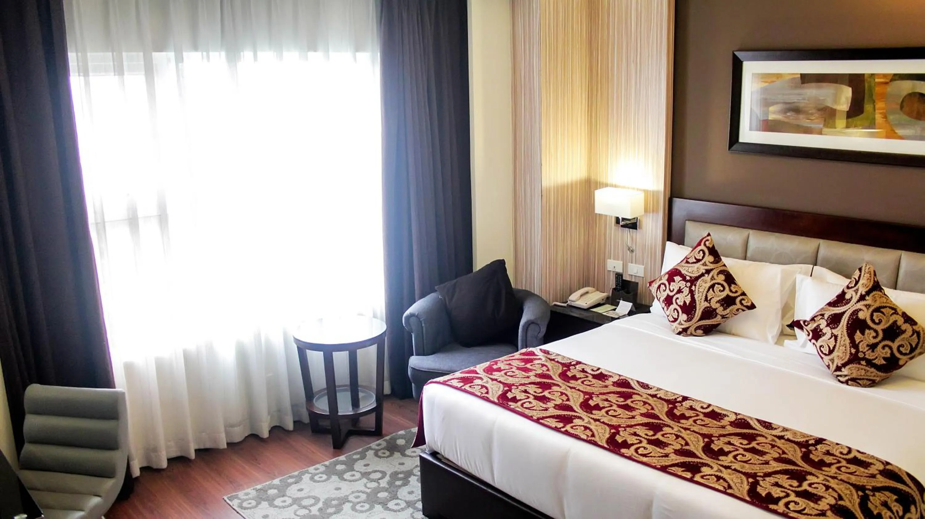 Bed in Brentwood Suites