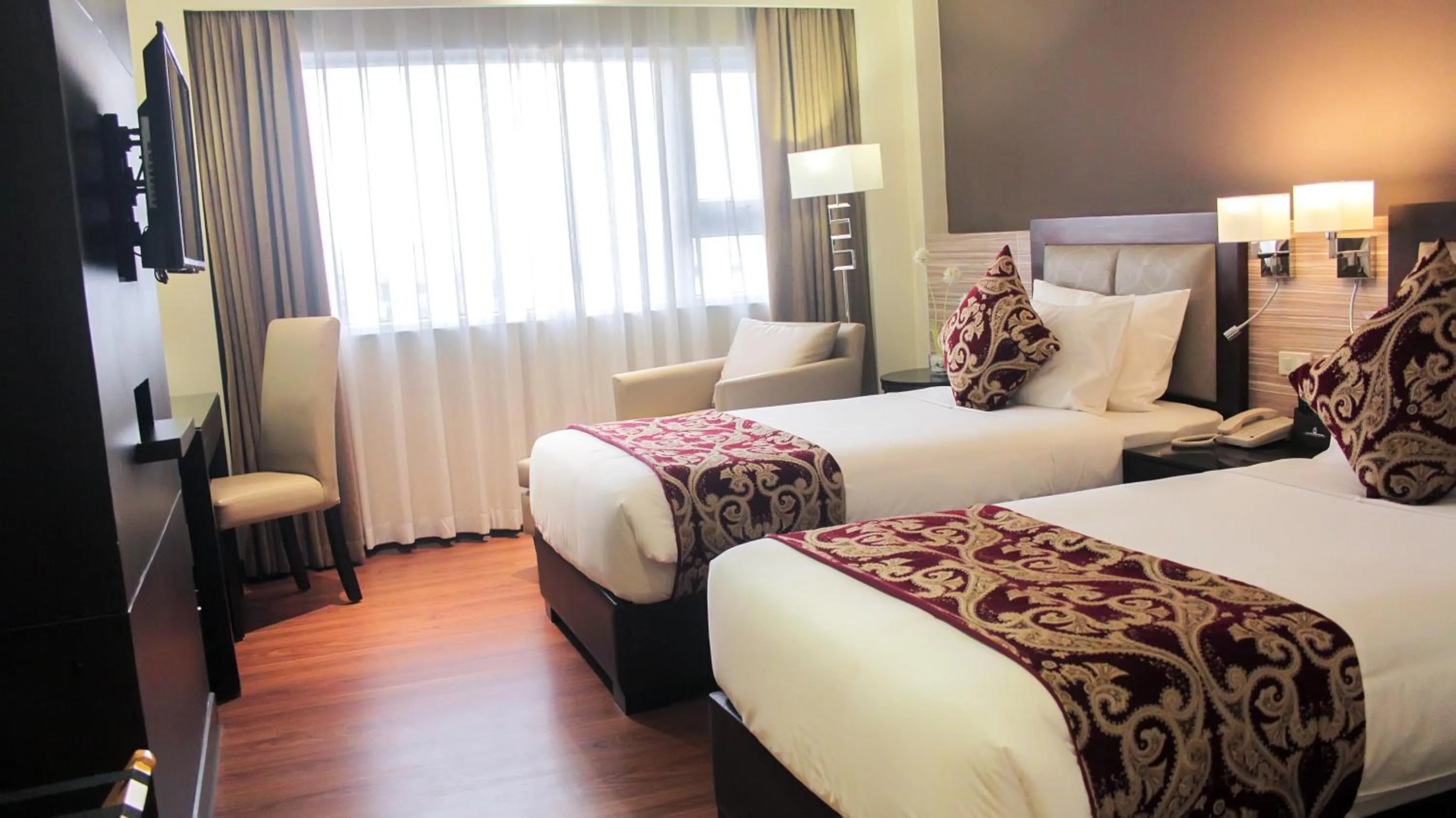 Photo of the whole room, Bed in Brentwood Suites