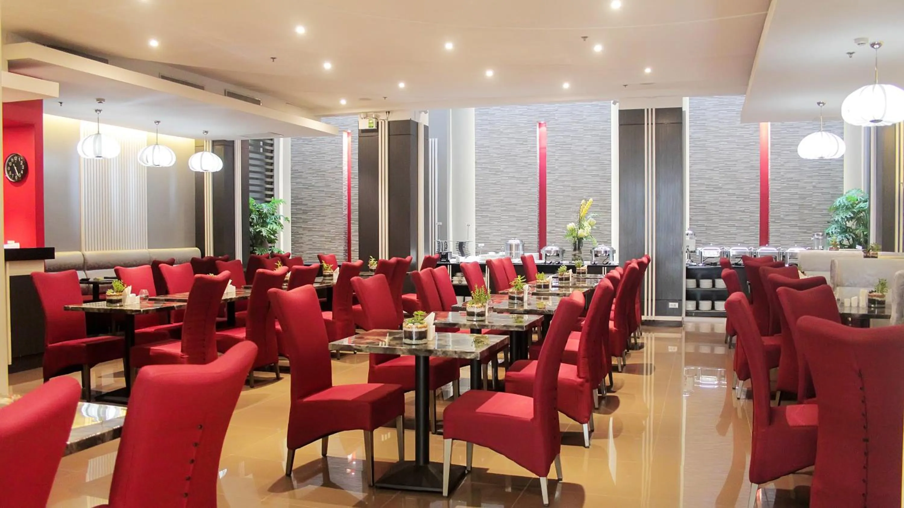 Restaurant/places to eat in Brentwood Suites
