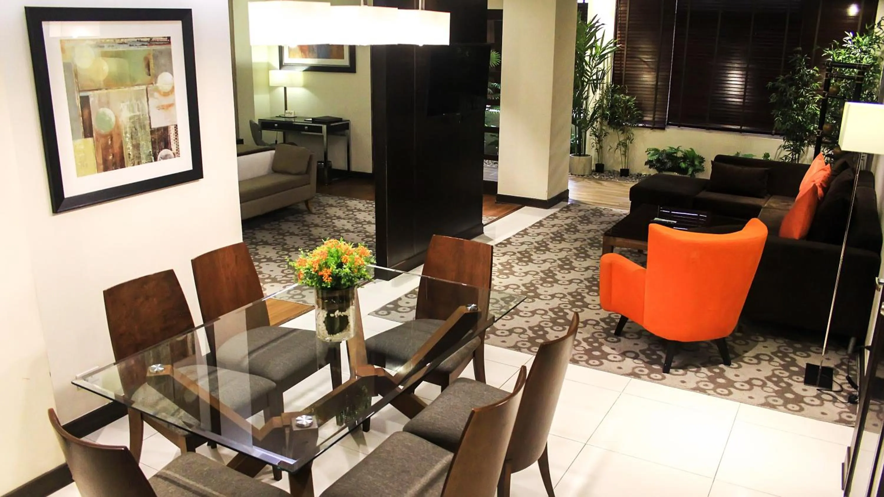 Dining area in Brentwood Suites