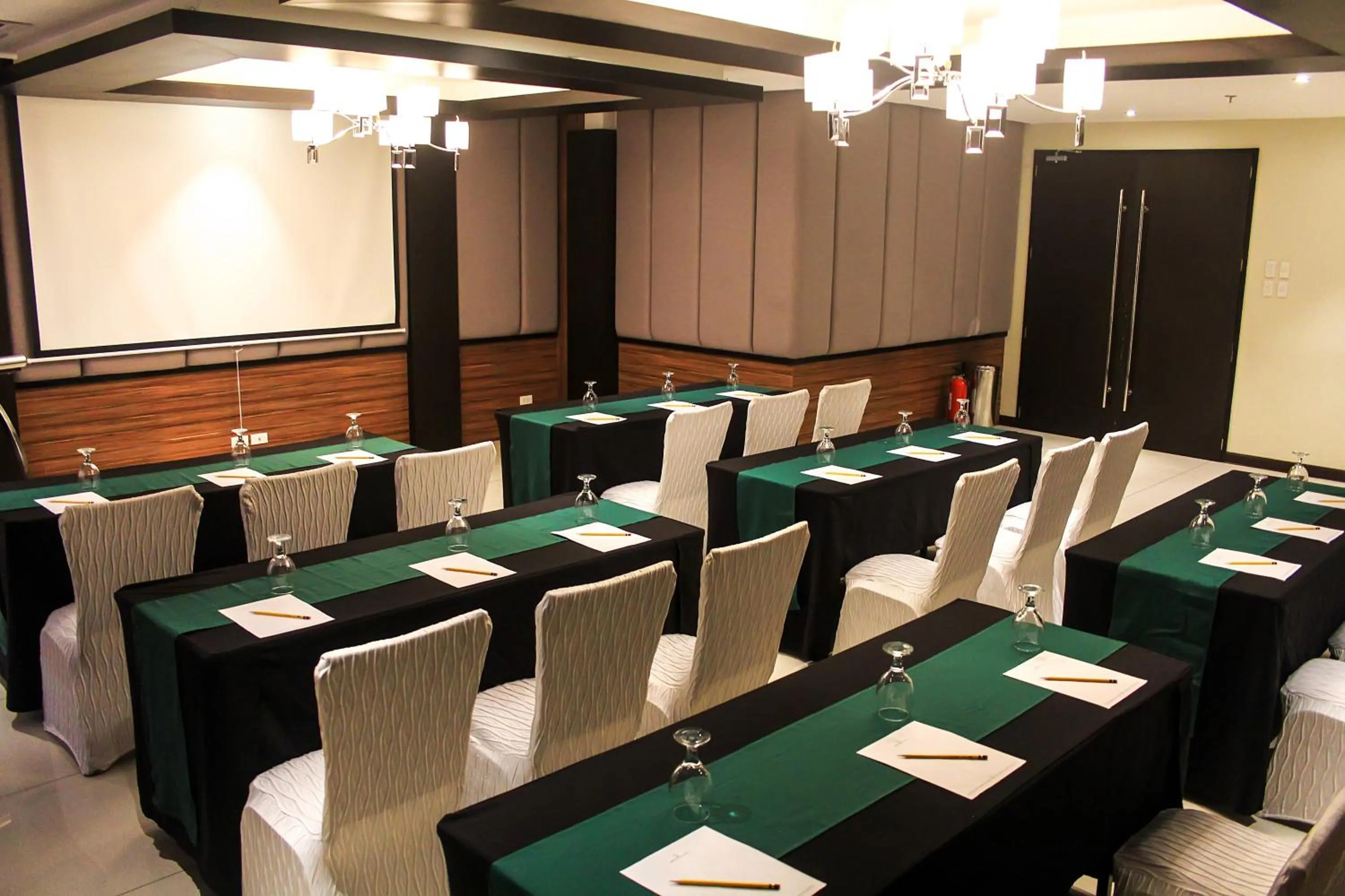 Meeting/conference room in Brentwood Suites