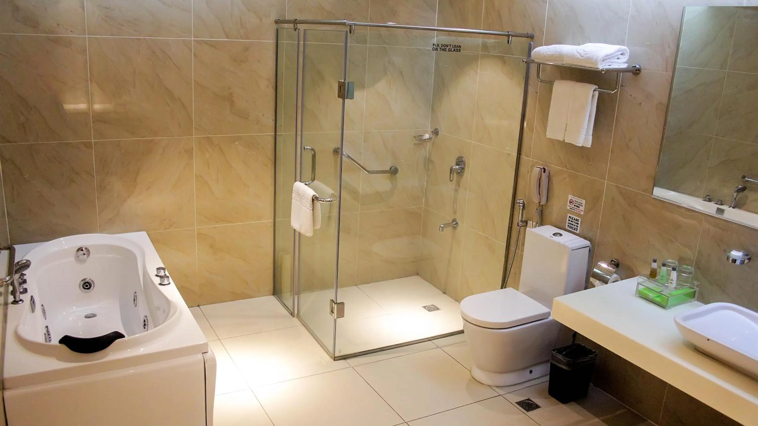 Shower in Brentwood Suites