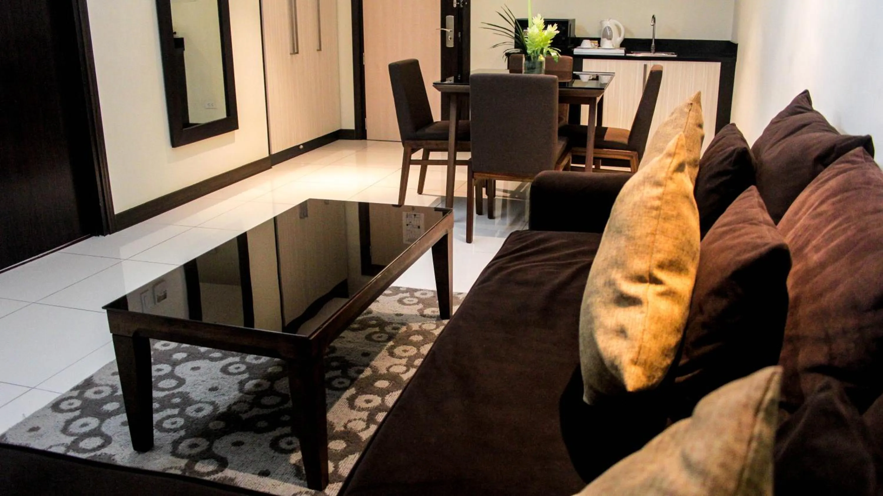 Living room in Brentwood Suites