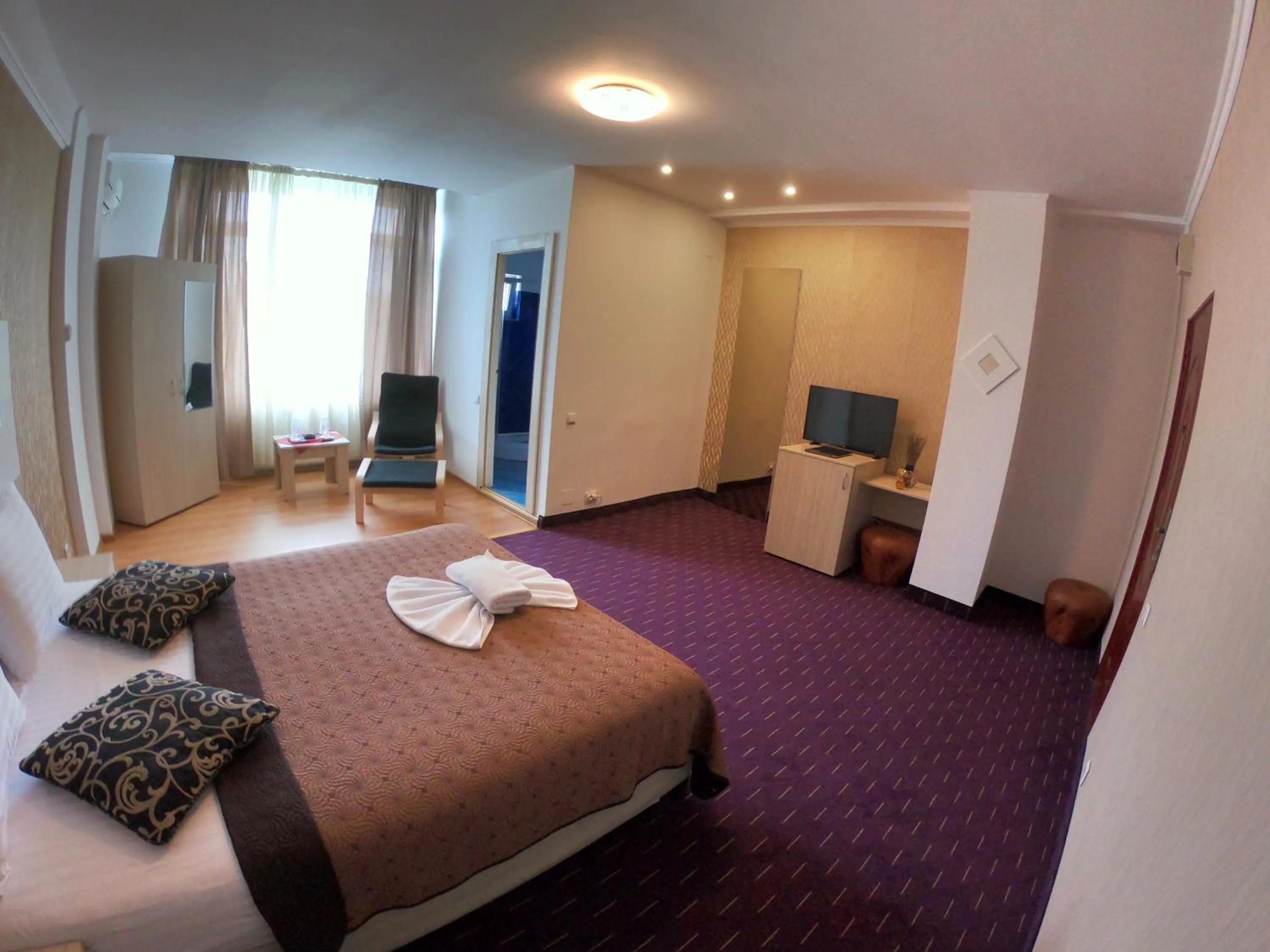 Communal lounge/ TV room, Bed in Hotel Mon Caprice