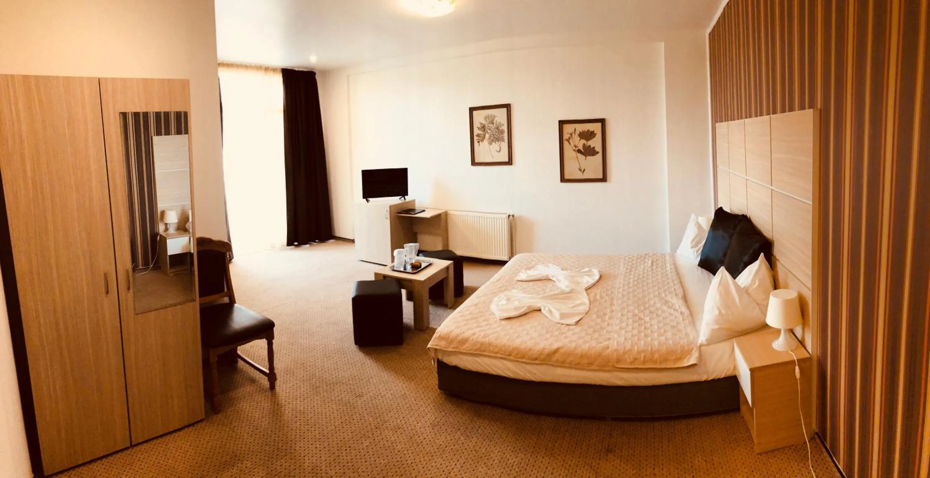 Photo of the whole room, Bed in Hotel Mon Caprice