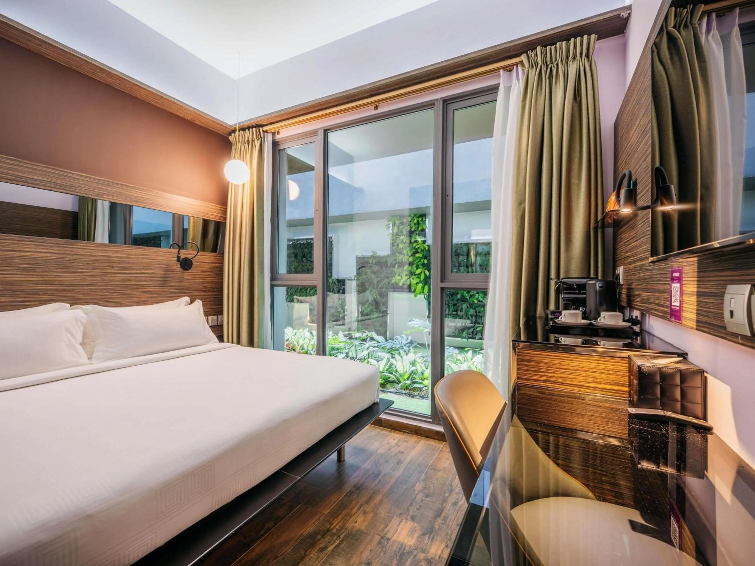 Bedroom, Bed in Mercure Singapore Tyrwhitt
