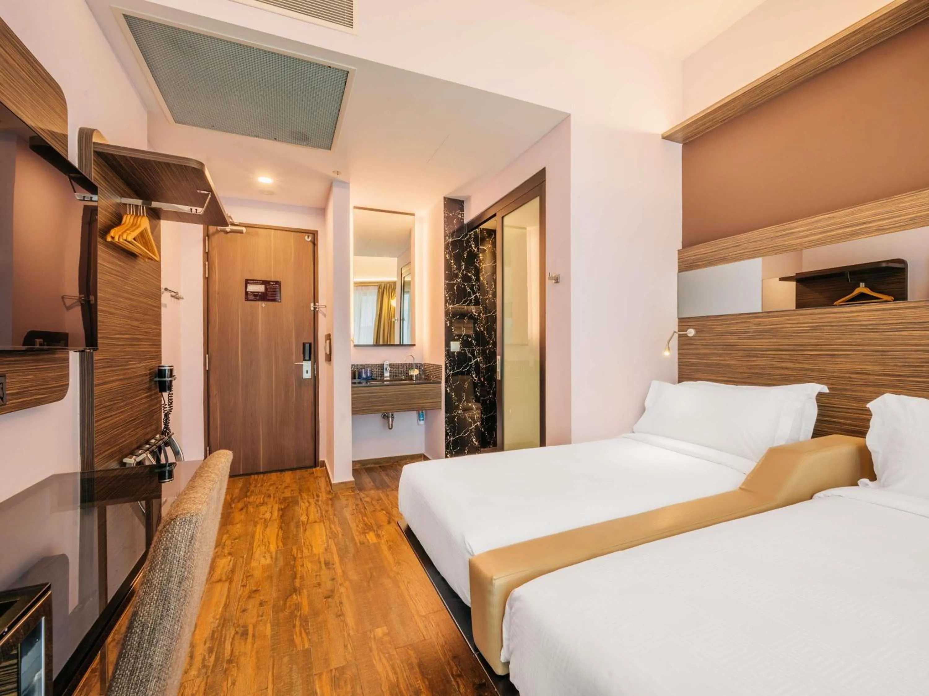 Bedroom, Bed in Mercure Singapore Tyrwhitt