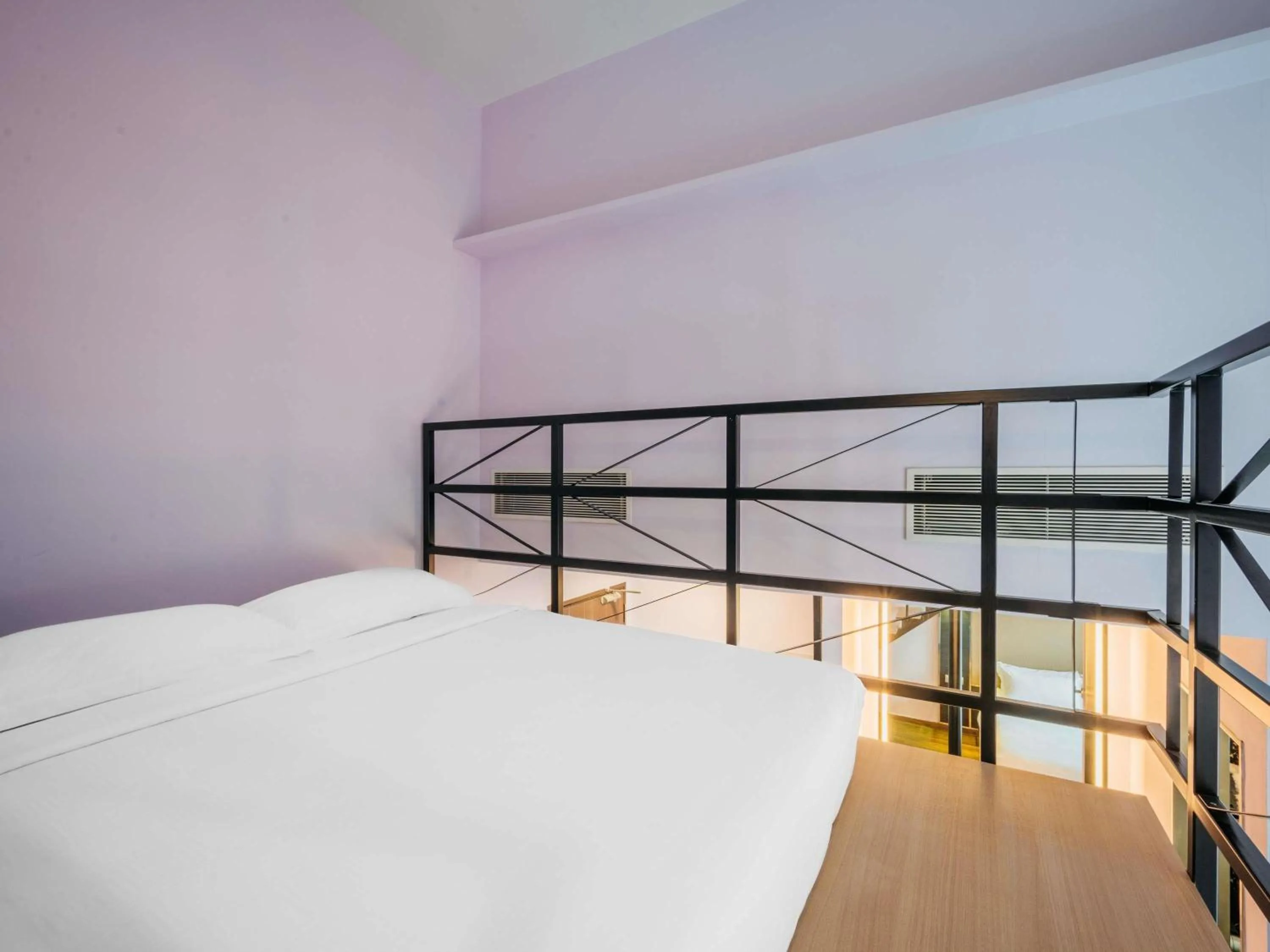 Bedroom, Bed in Mercure Singapore Tyrwhitt