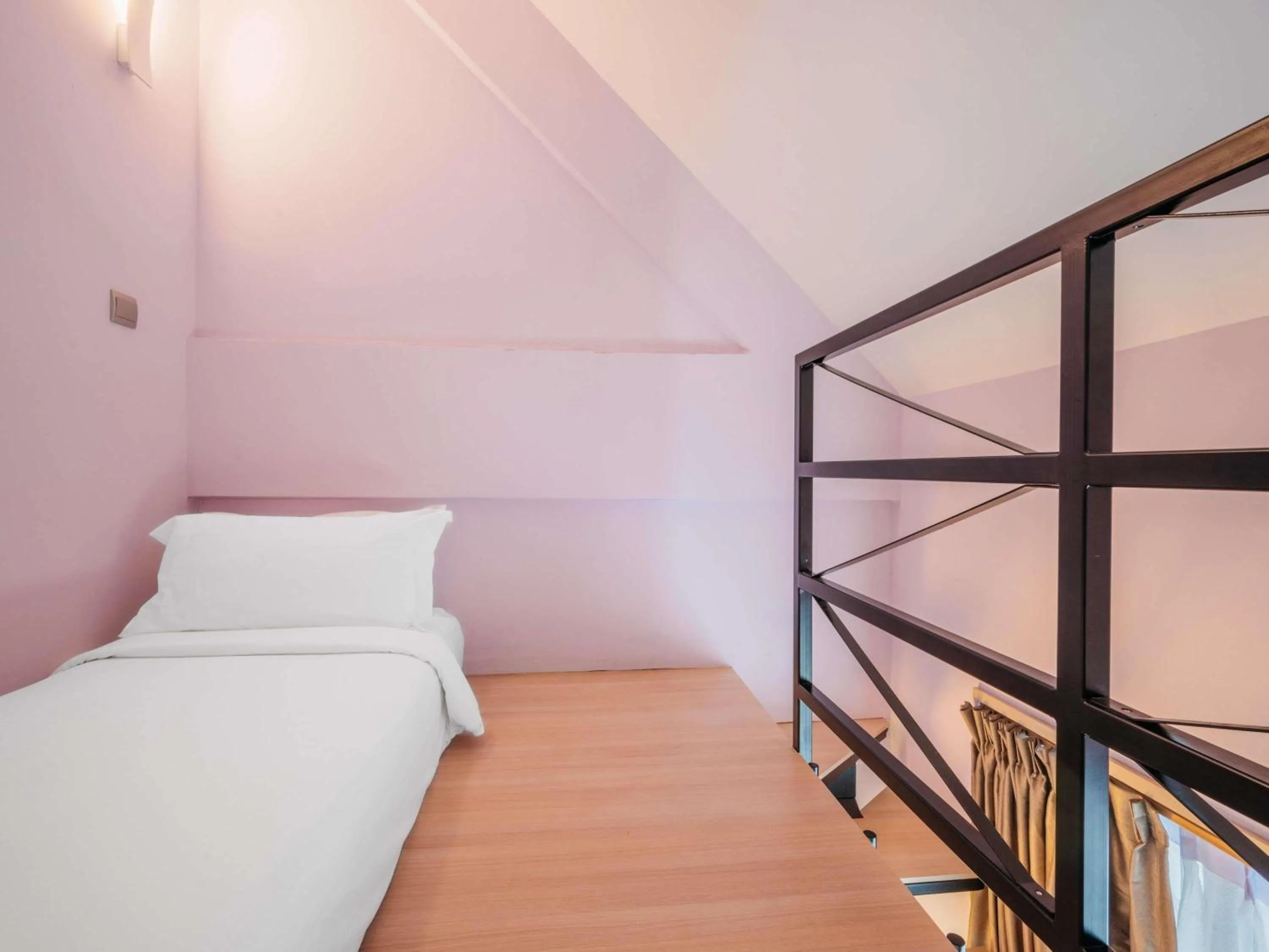 Bedroom, Bed in Mercure Singapore Tyrwhitt