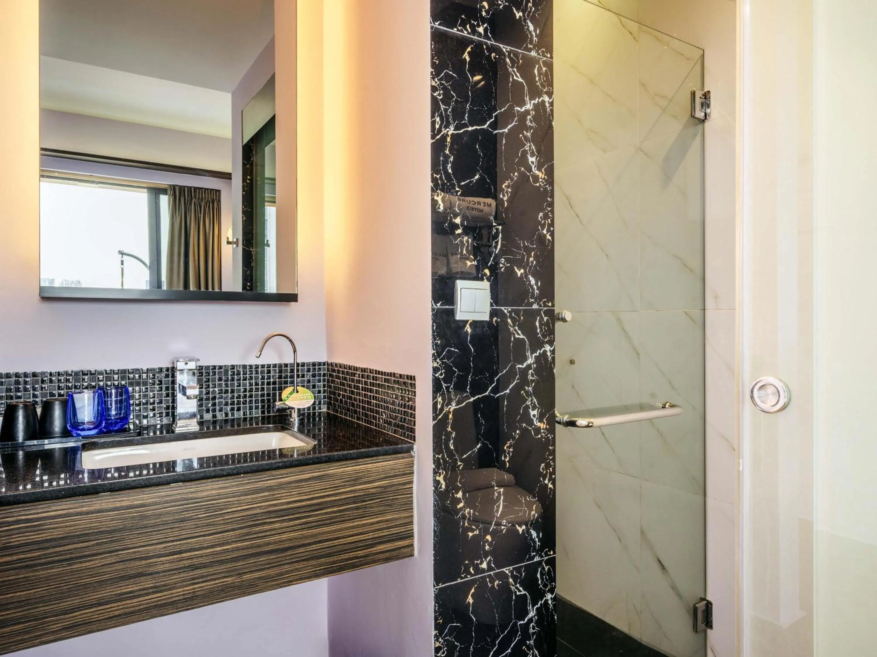 Bedroom in Mercure Singapore Tyrwhitt