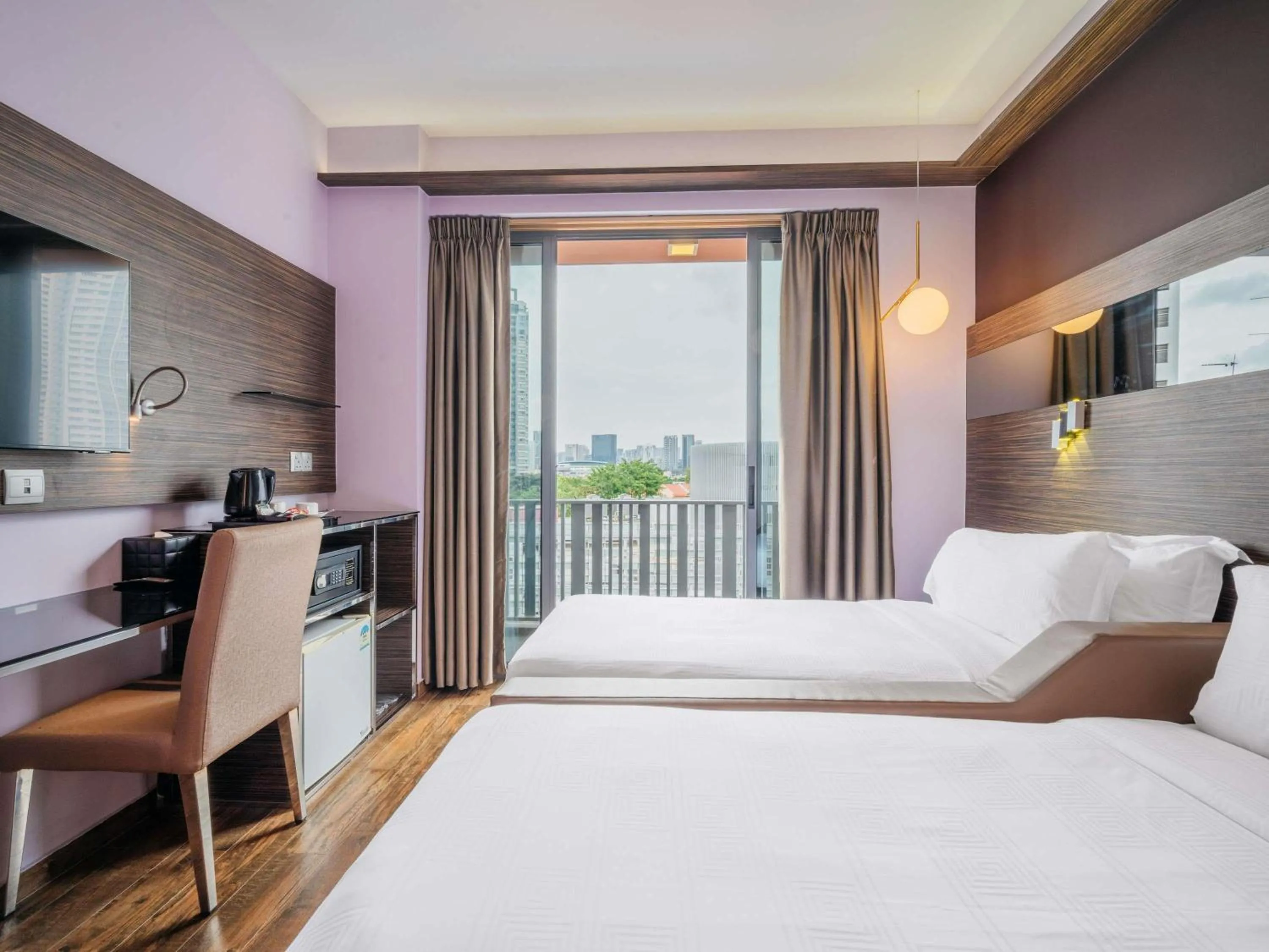 Bedroom, Bed in Mercure Singapore Tyrwhitt