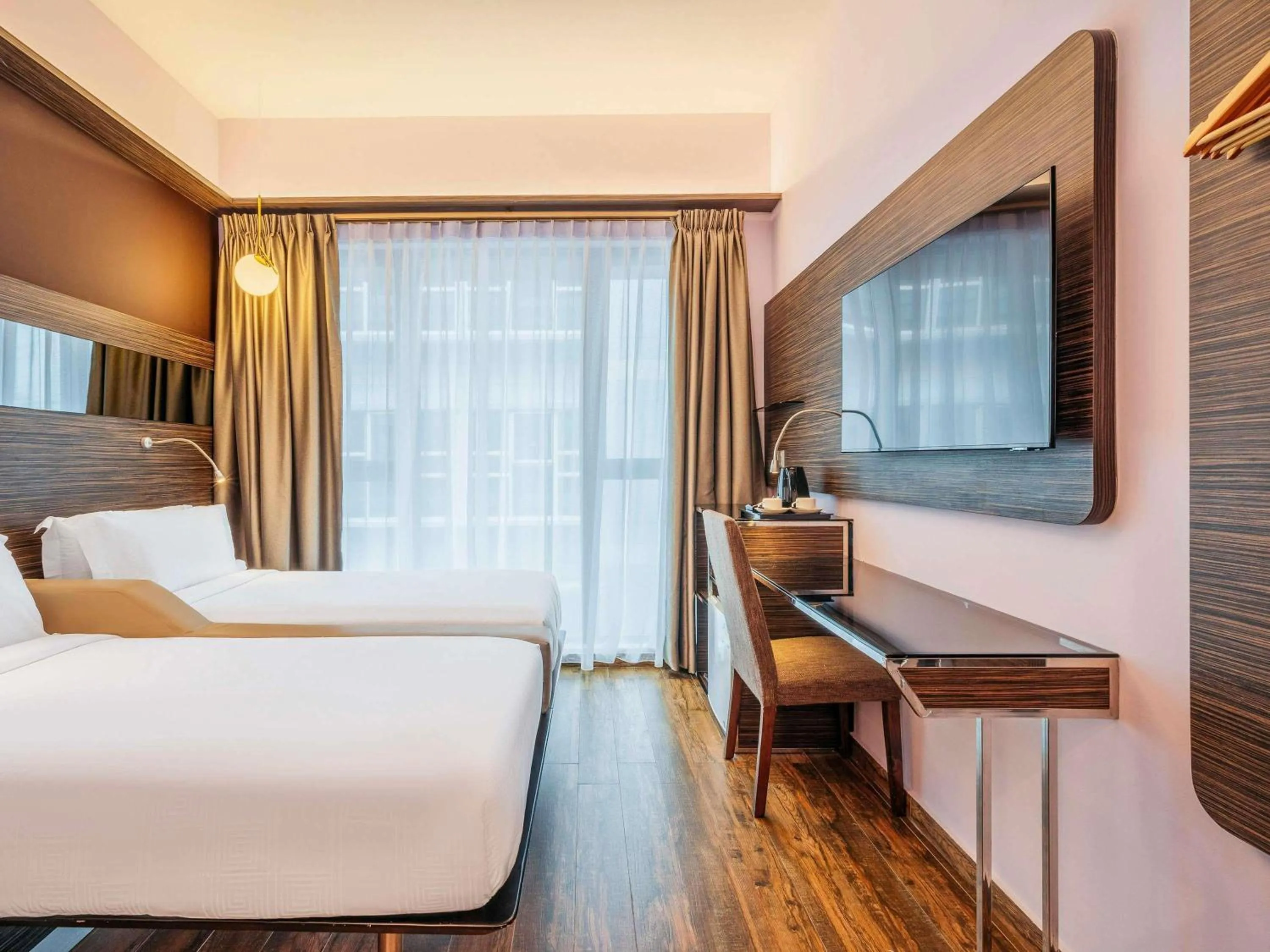 Bedroom, Bed in Mercure Singapore Tyrwhitt