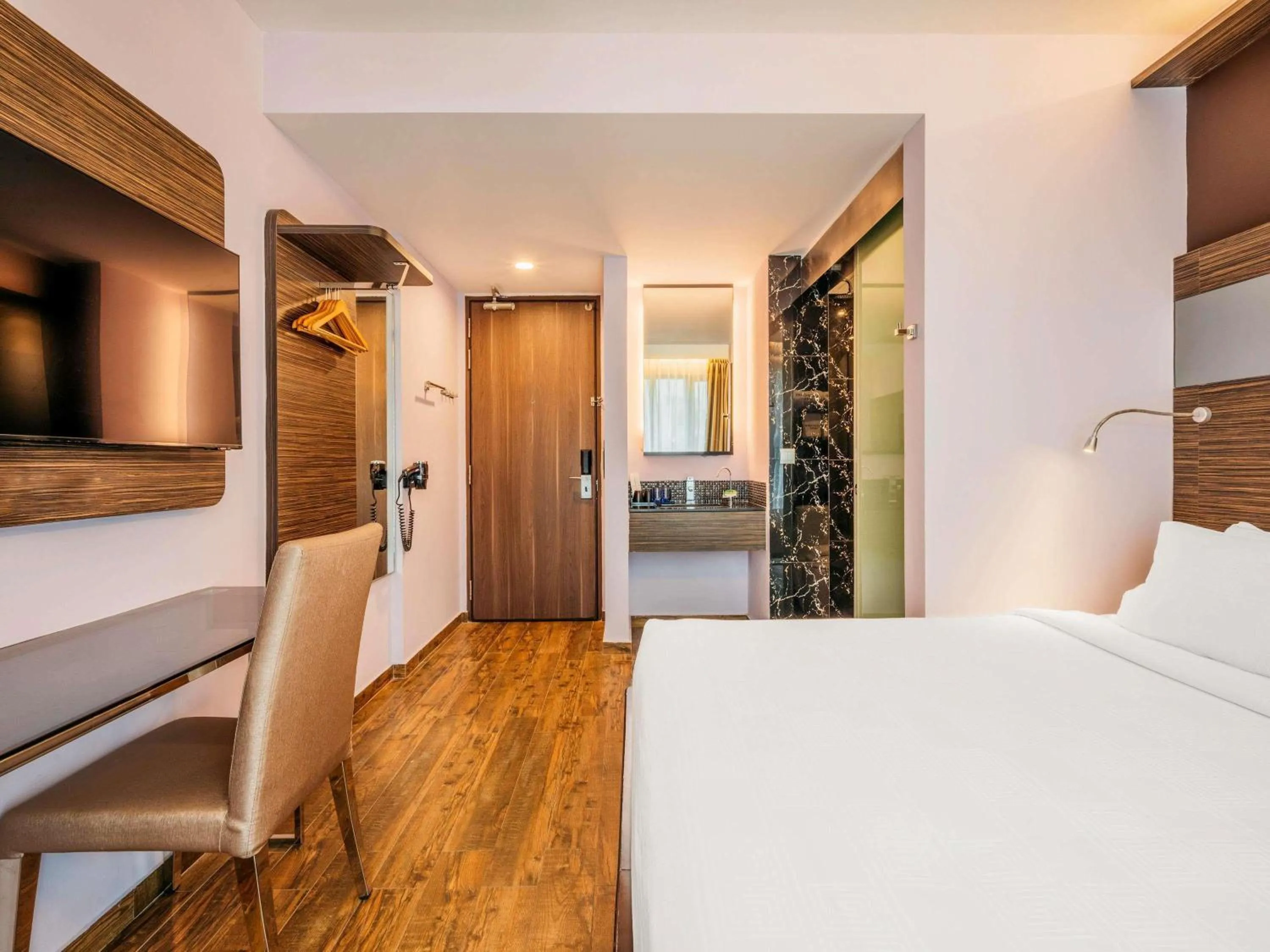 Bedroom, Bed in Mercure Singapore Tyrwhitt